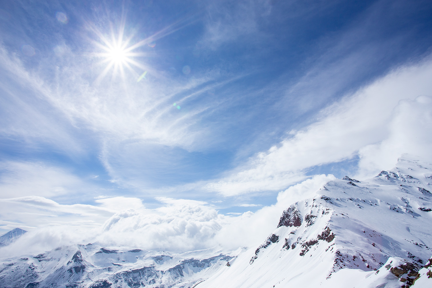 Fjelllandskap med stjerneffekt i solen