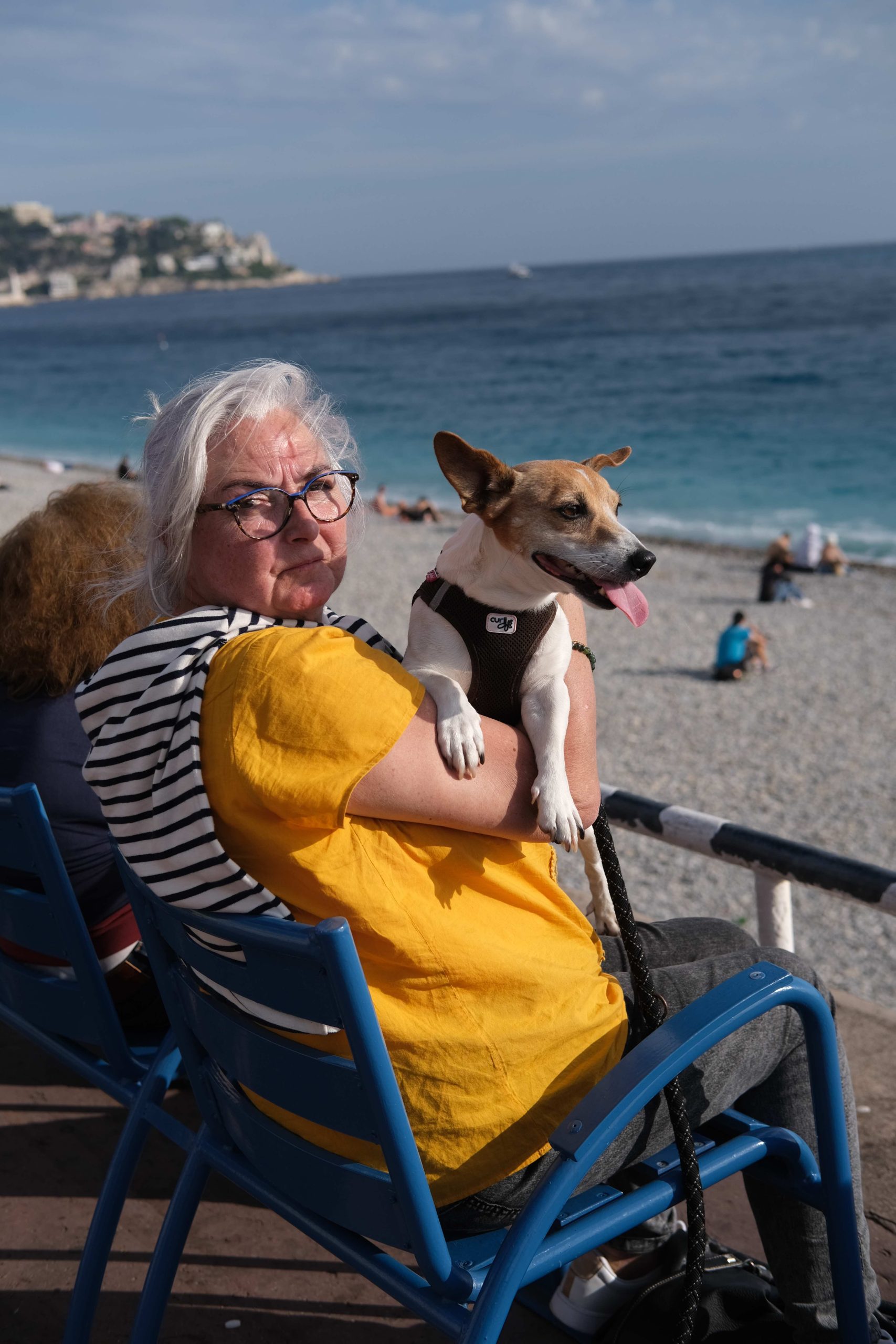 En kvinne med hunden sin i Nice
