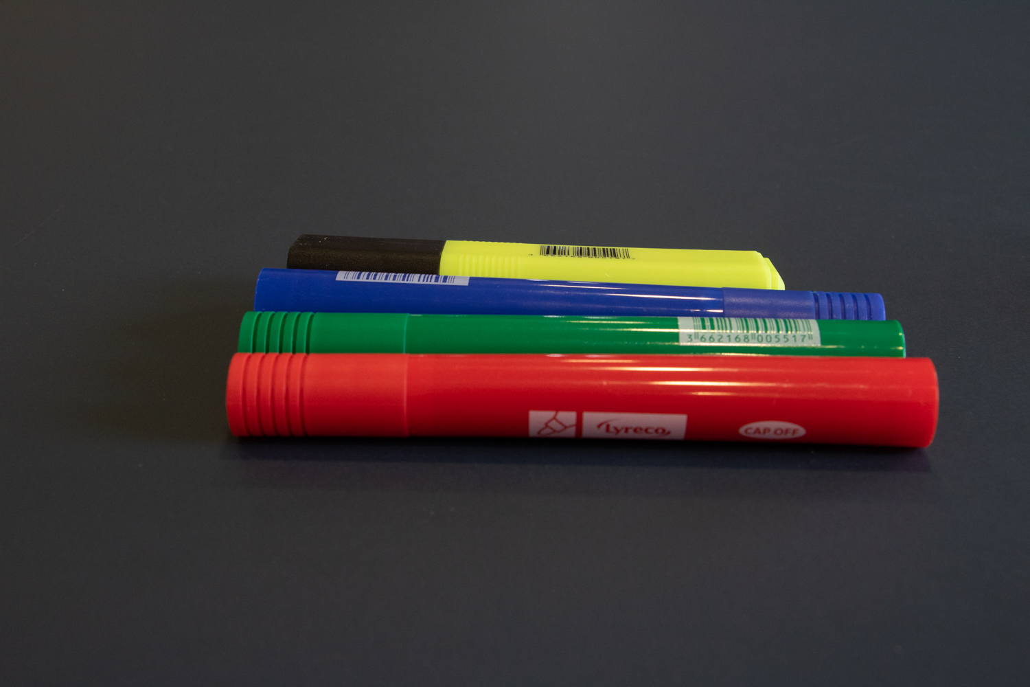 Tuschpennor på ett bord.