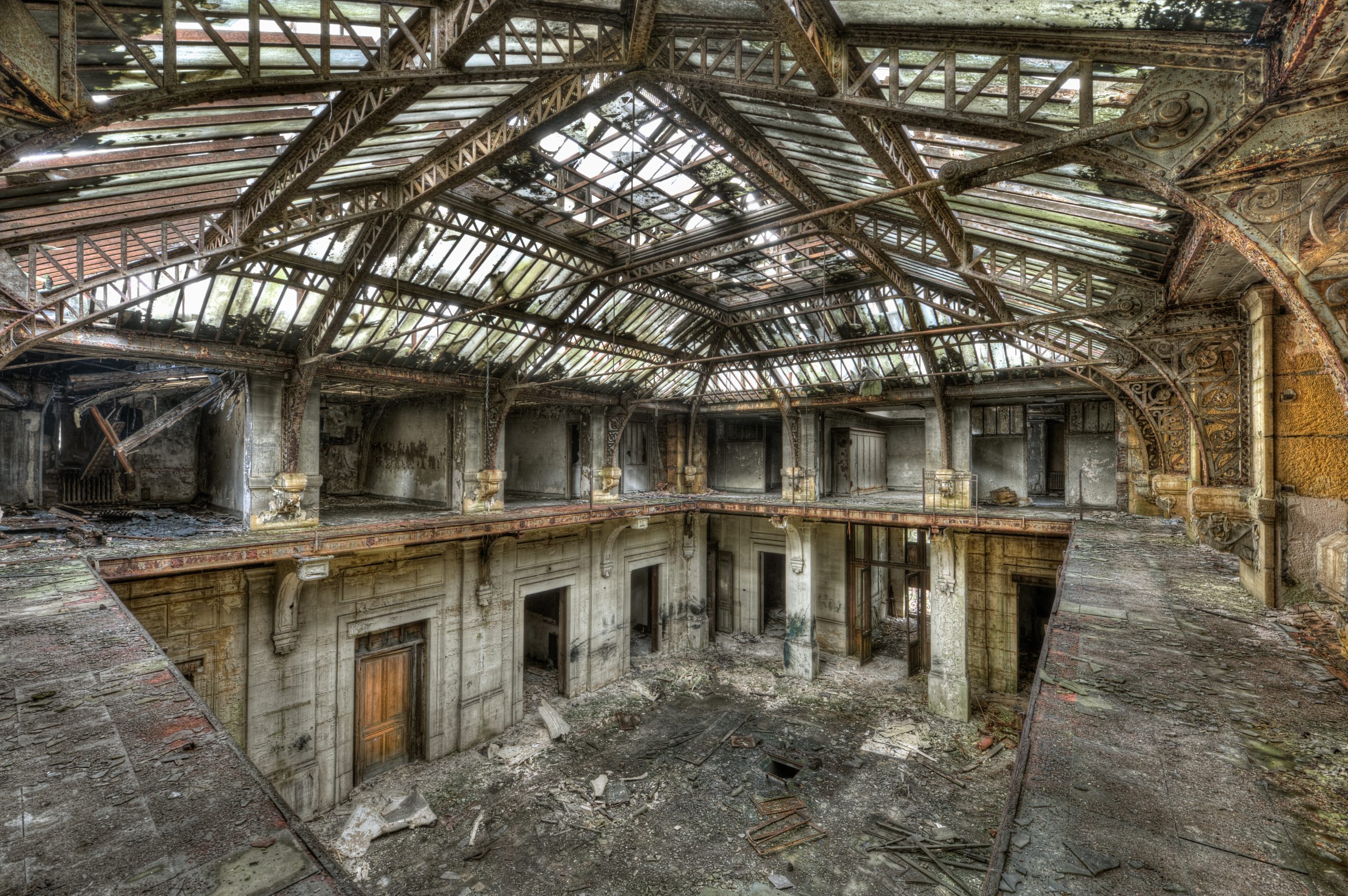 Förfallen byggnad fotograferad med HDR