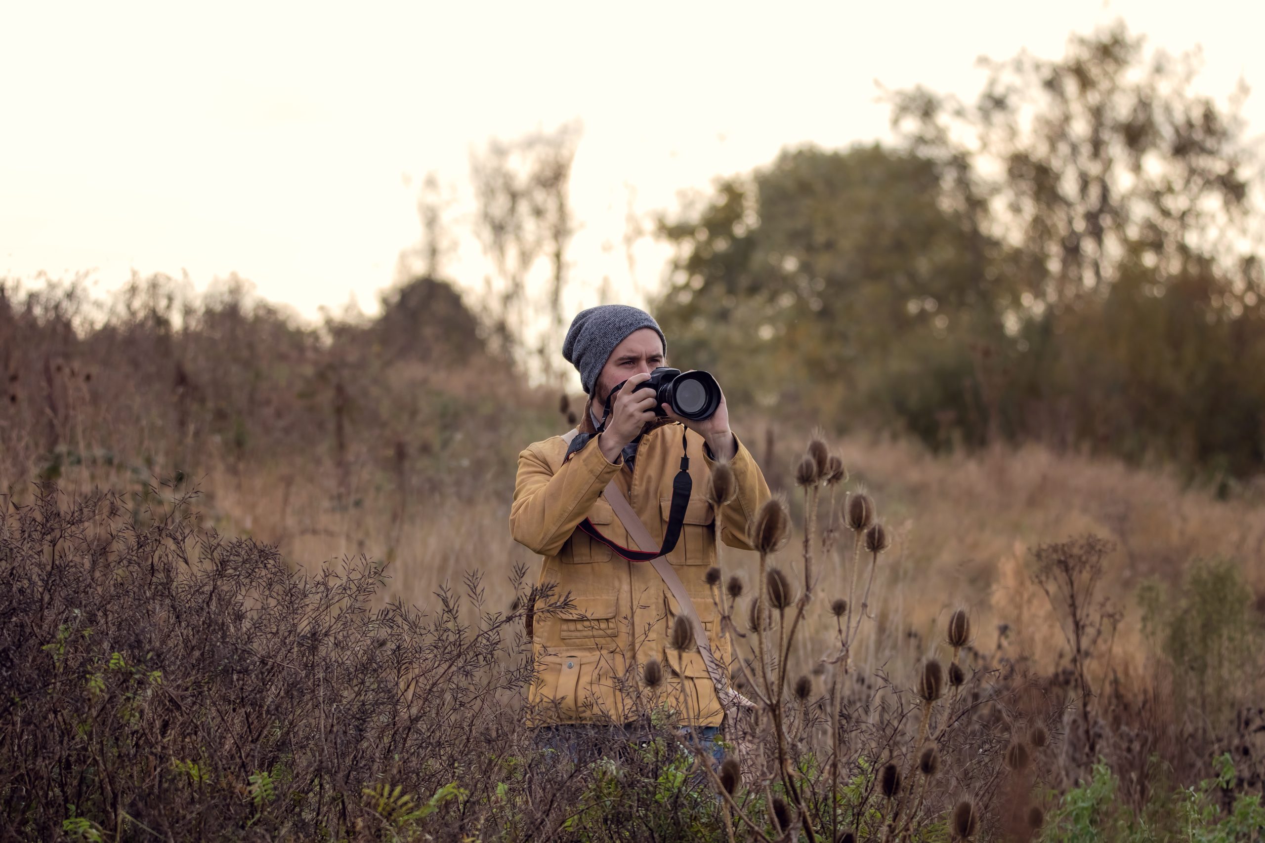 Mannlig fotograf i naturen
