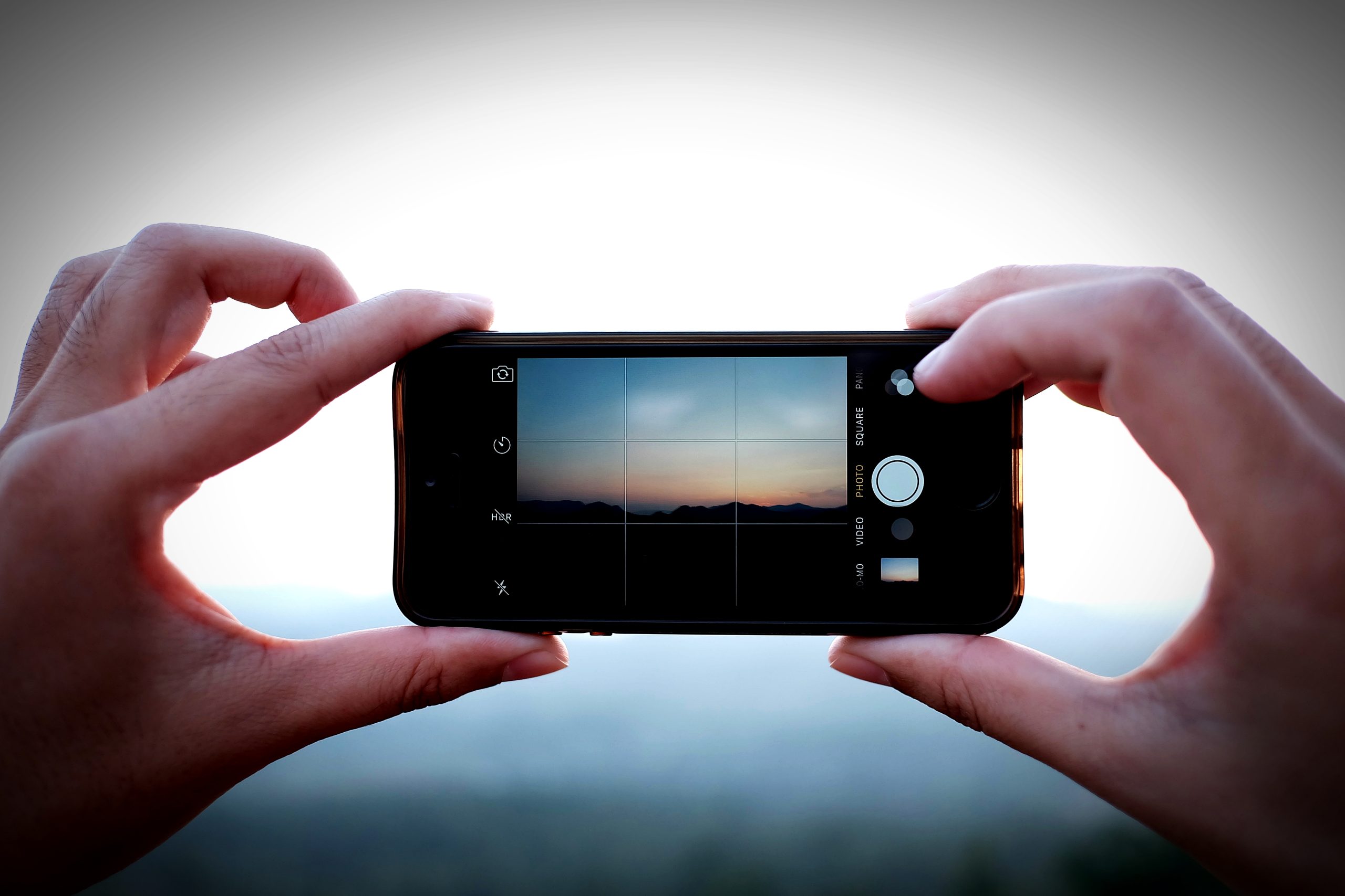 En person tar en bild med sin iPhone