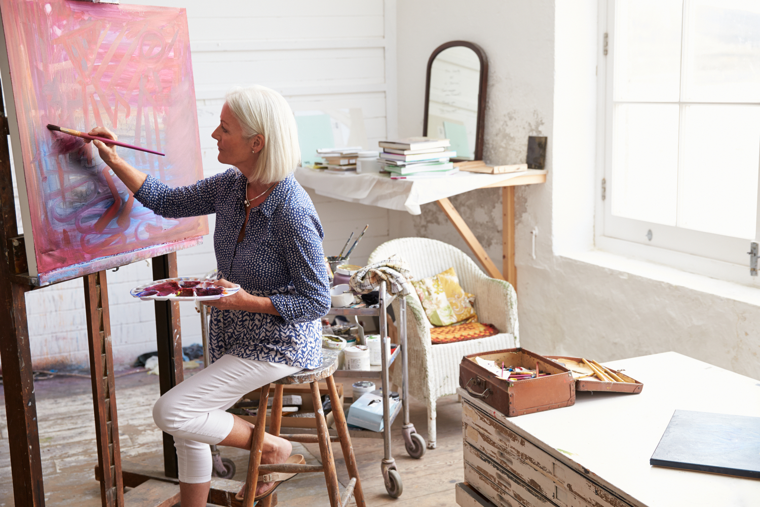 Kvinde maler i atelier