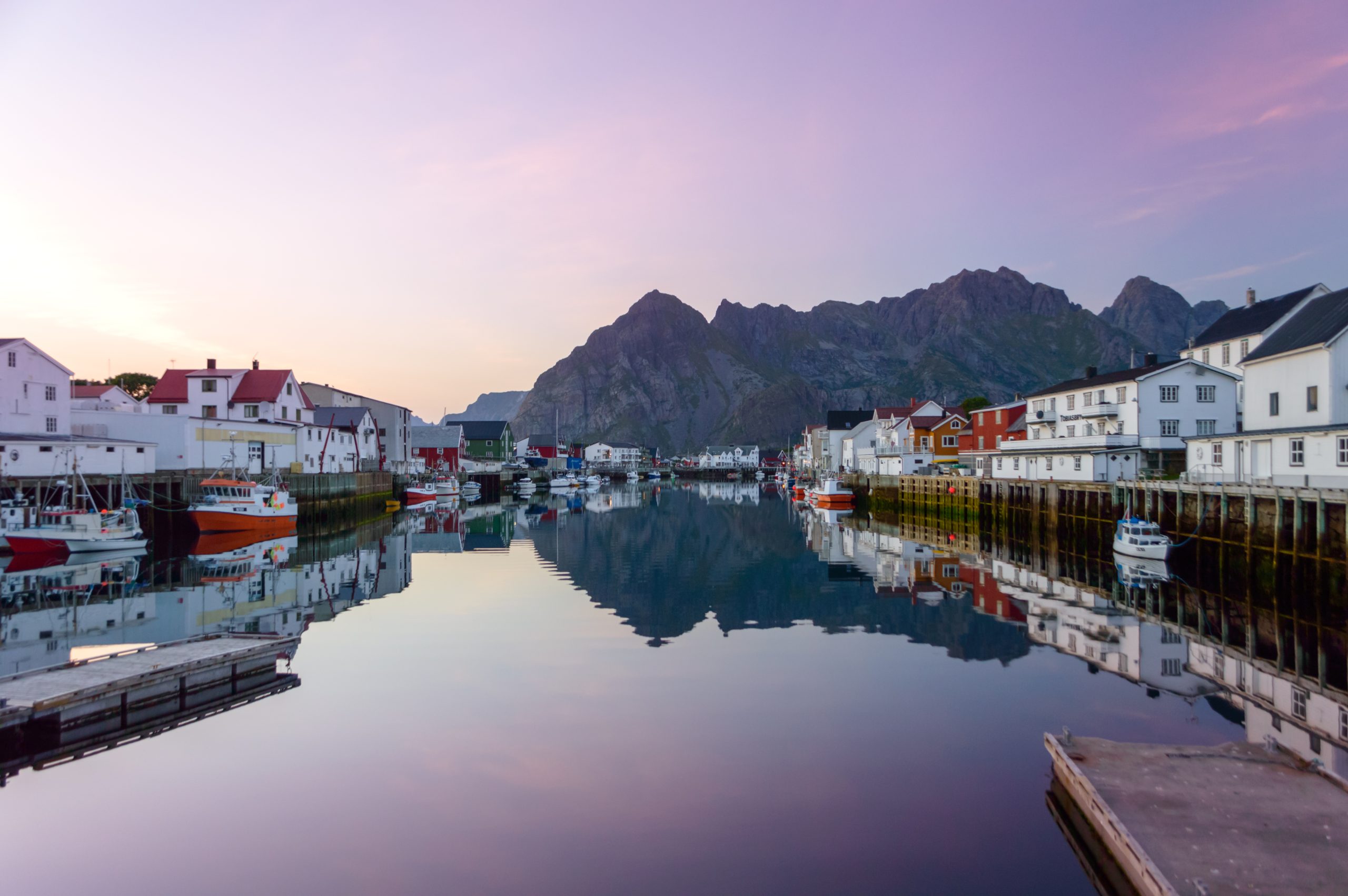 Solnedgång över Henningsvær i Norge