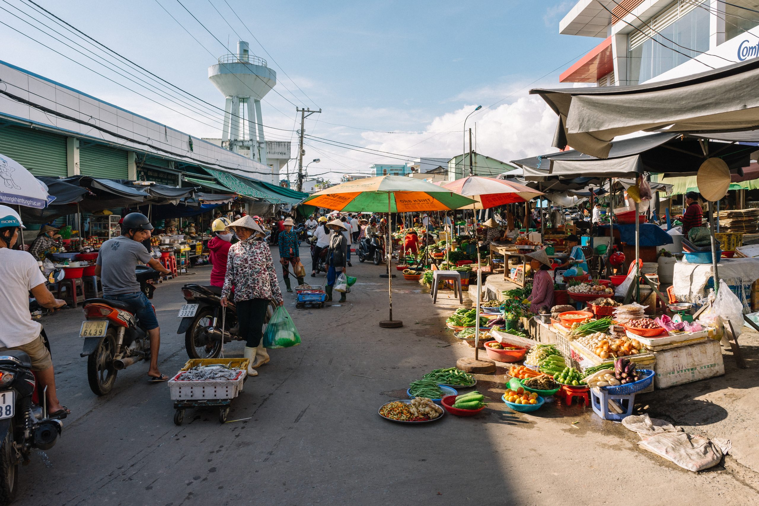 Marknadsplats i Vietnam fotograferad med vidvinkel
