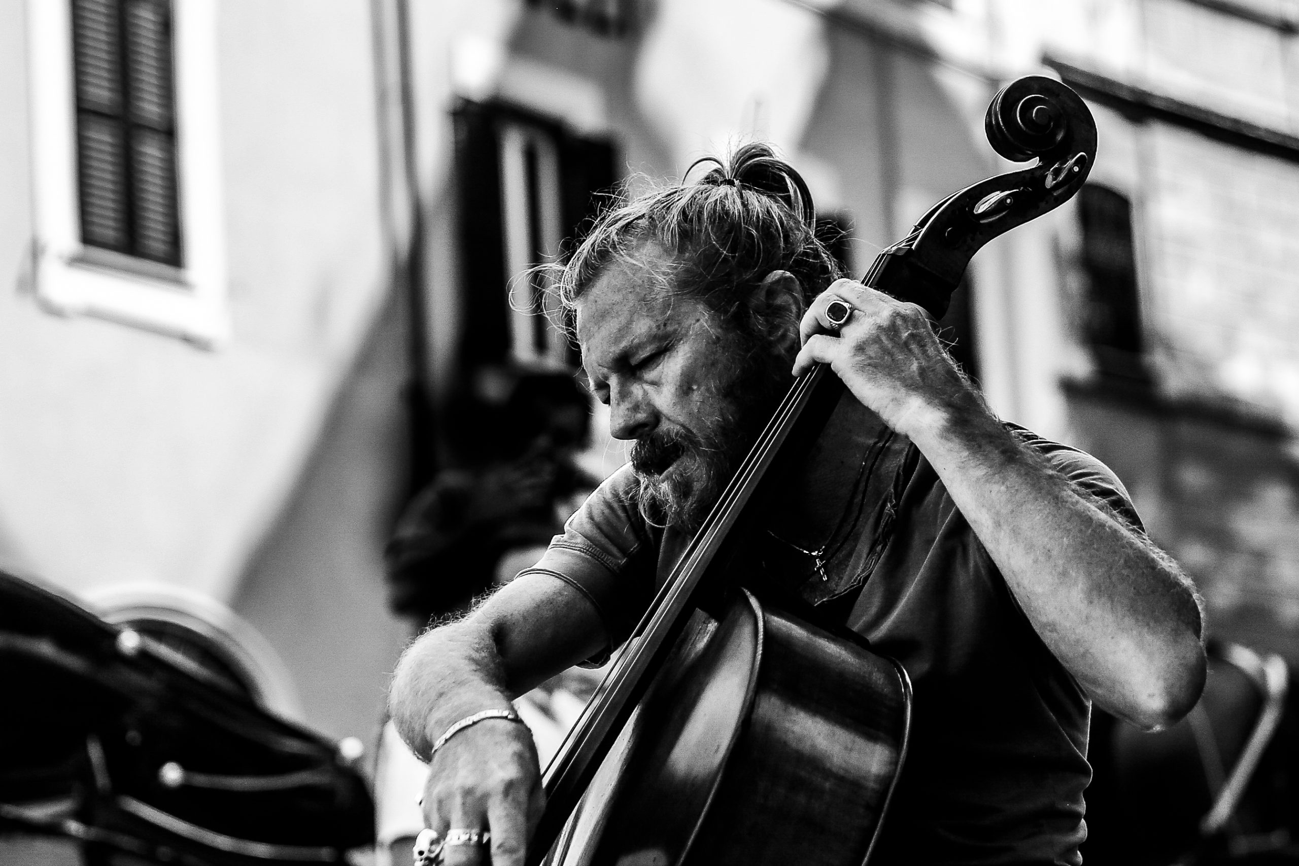 En mand spiller cello i Roms gader