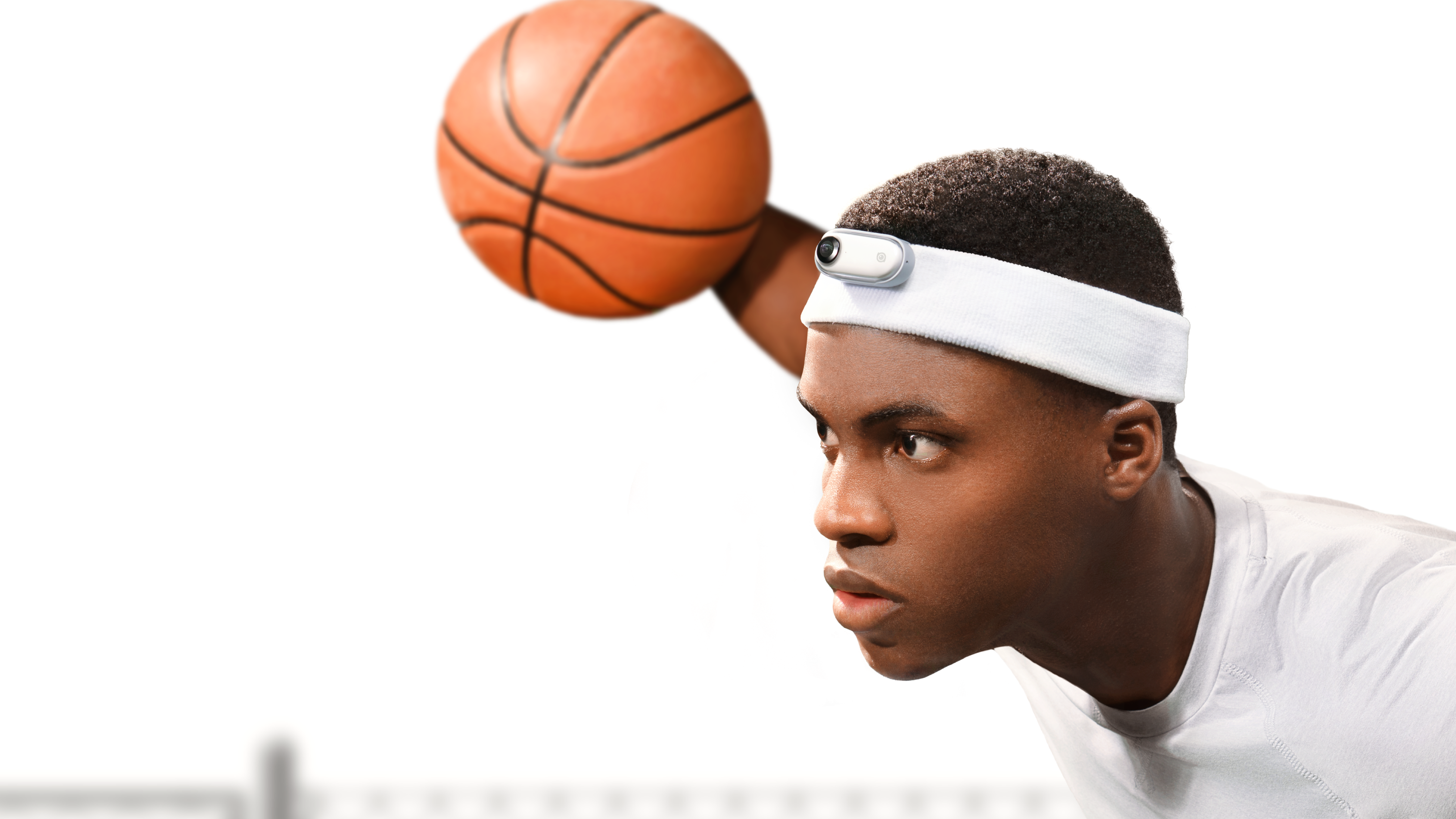 En ung mand spiller basketball med sit Insta360 GO klipset fast i sit pandebånd.
