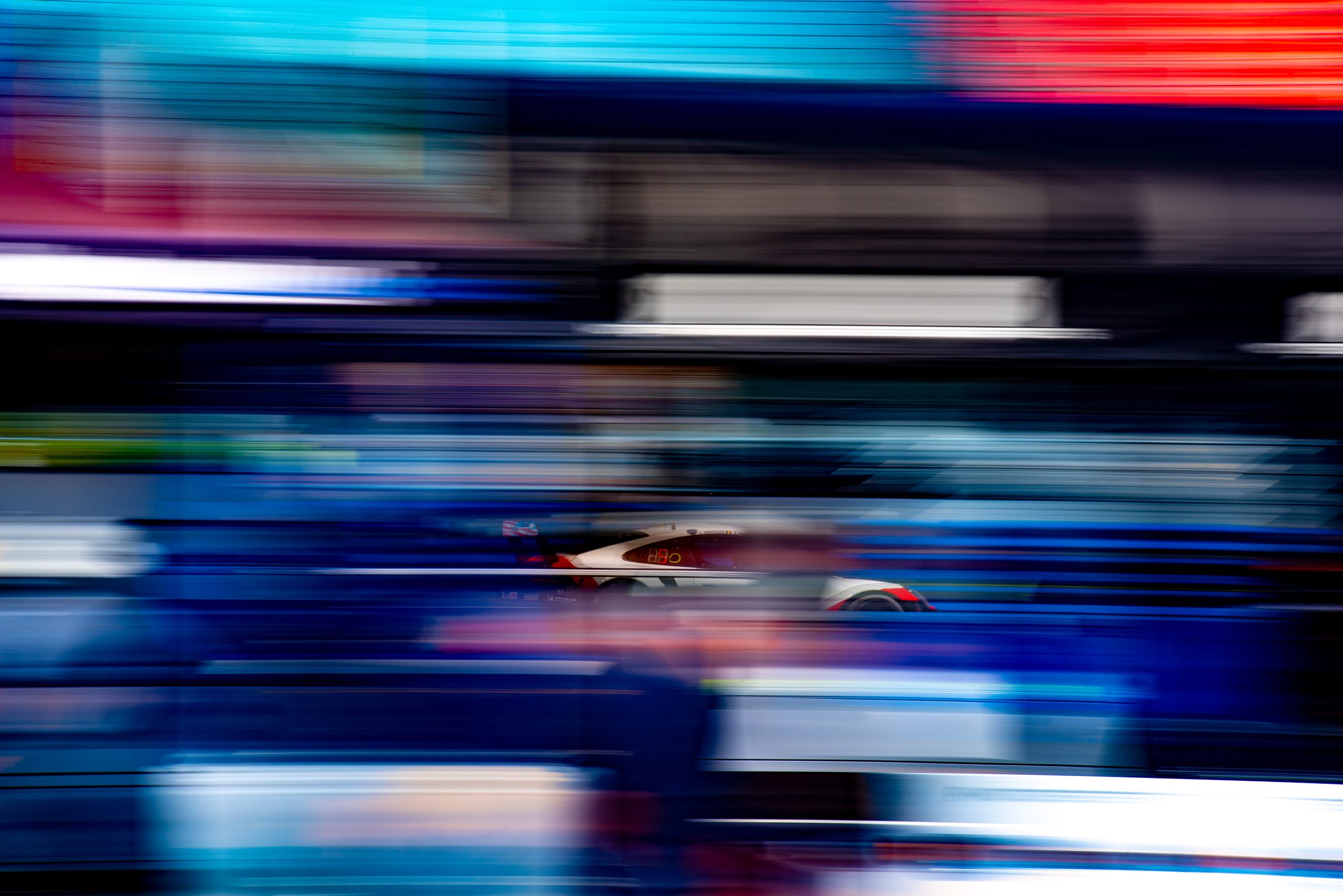 Panorering af racerbil i fart