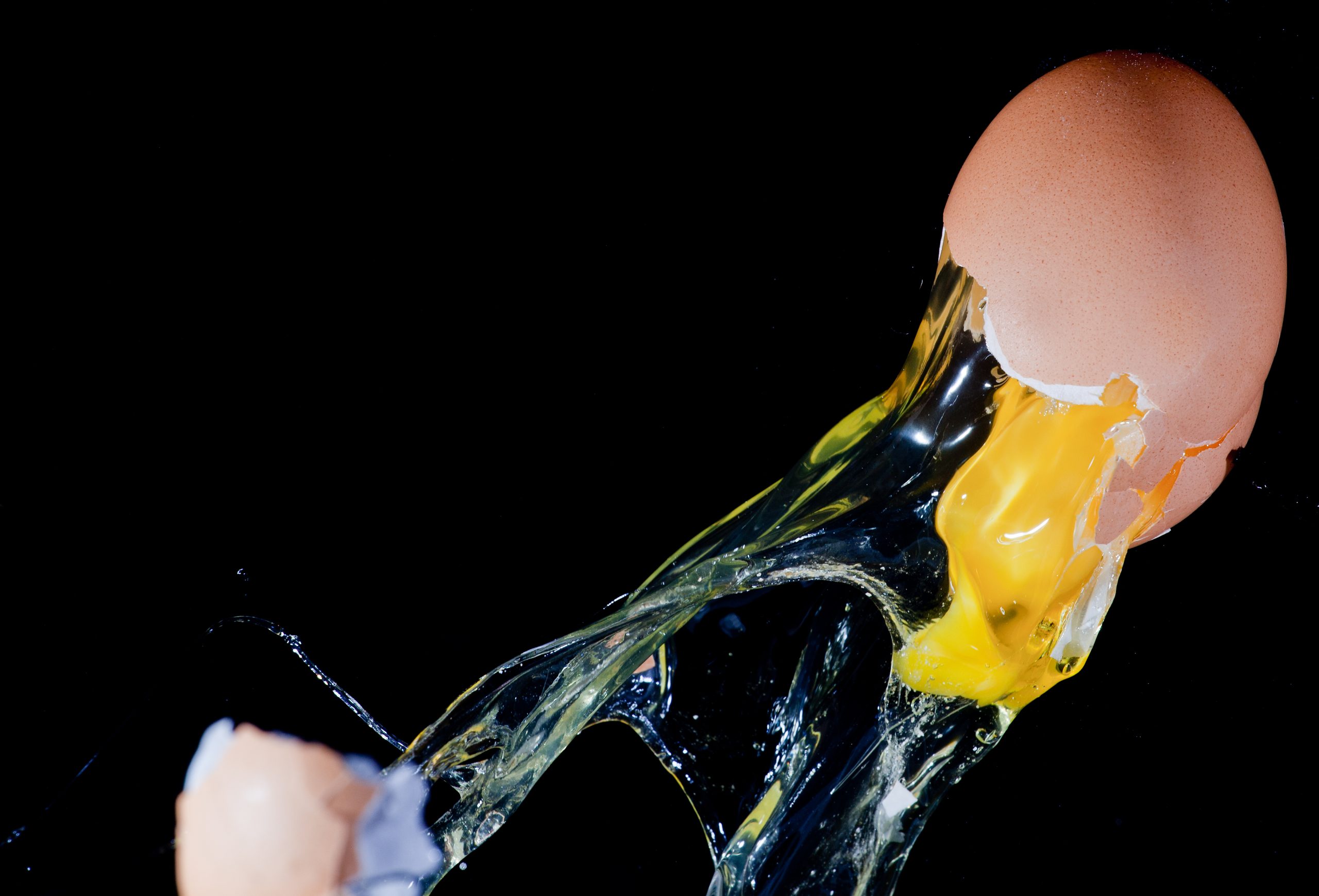 Bilde av et knekt egg tatt med kort lukkertid