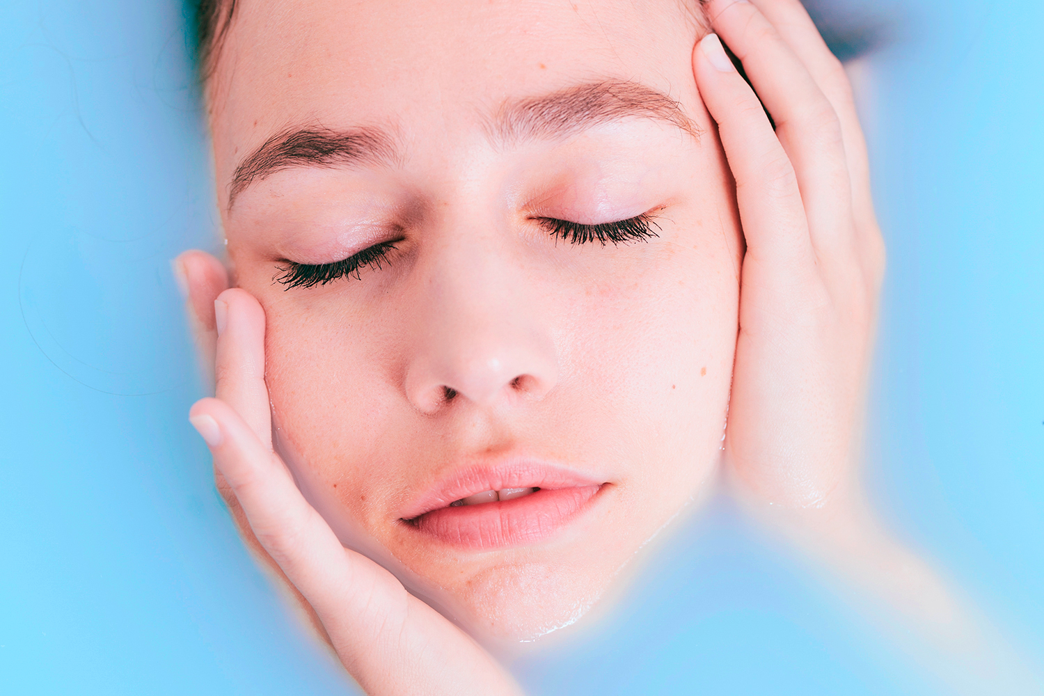 Ung kvinne i blått vann