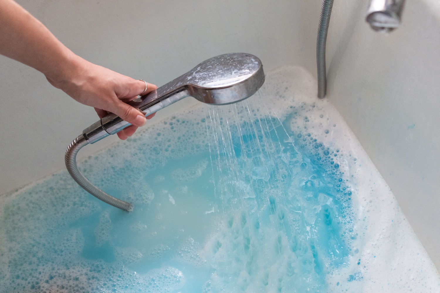 sinistä karamelliväriä, maitoa ja vettä