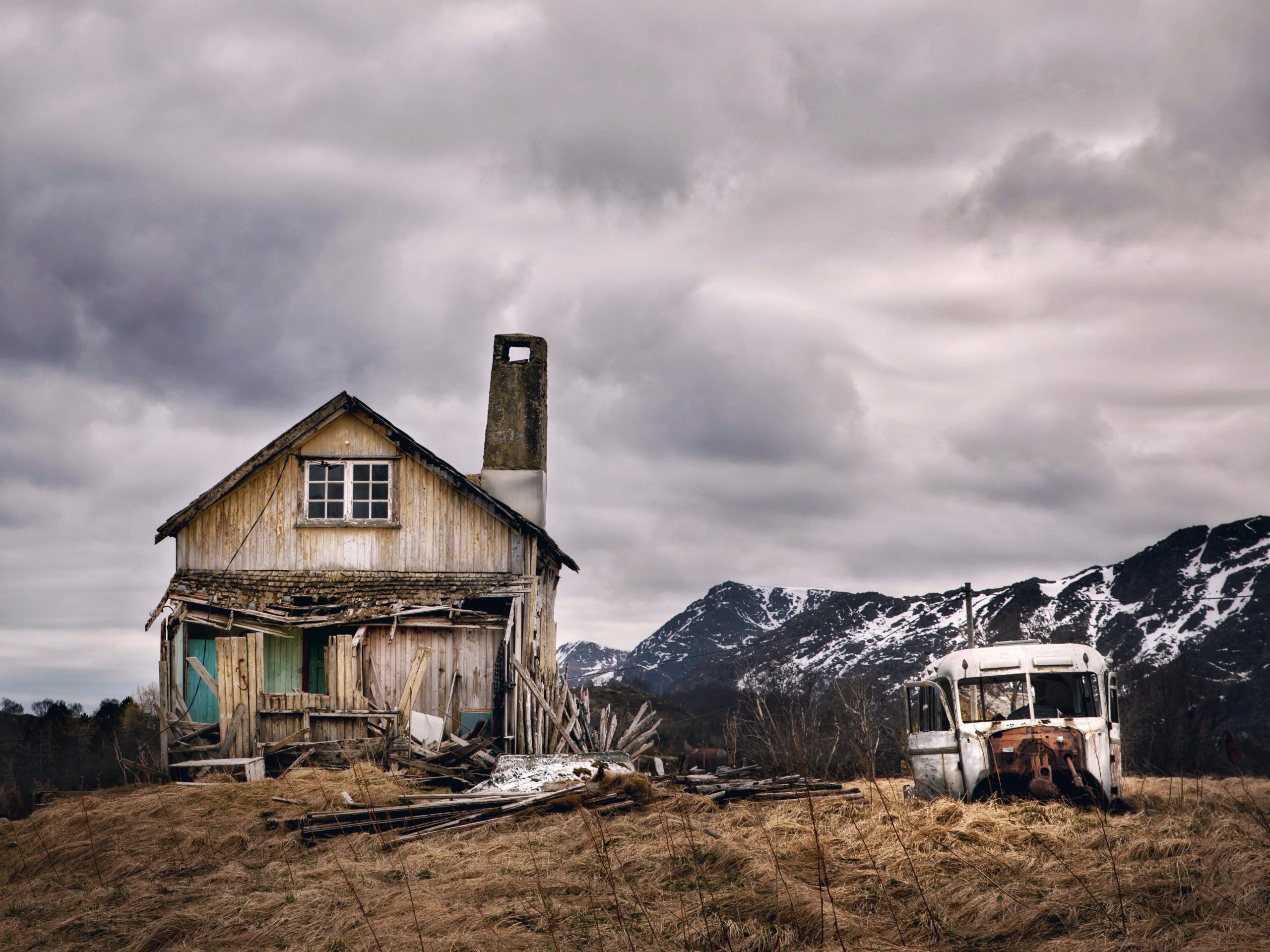 Ödehus och övergiven buss i Norge