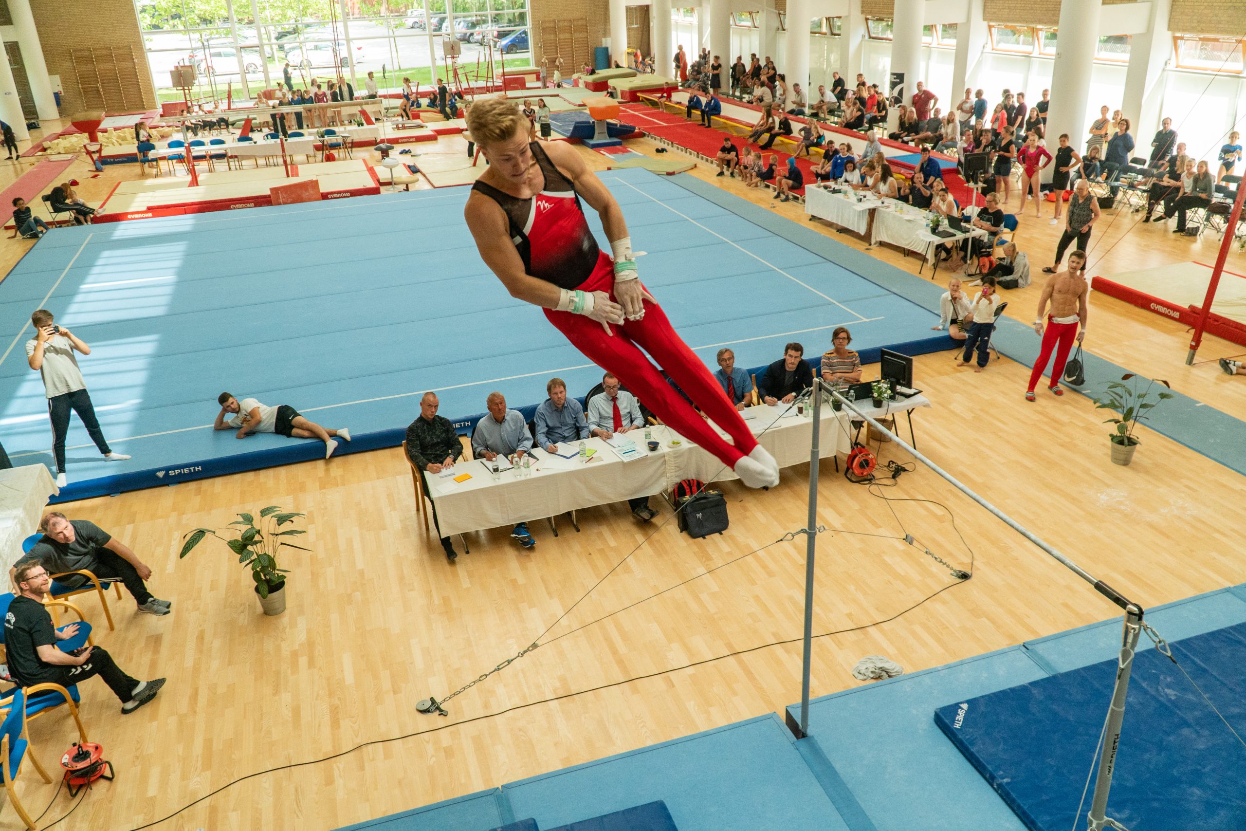 En gymnast i et afspring fra barren