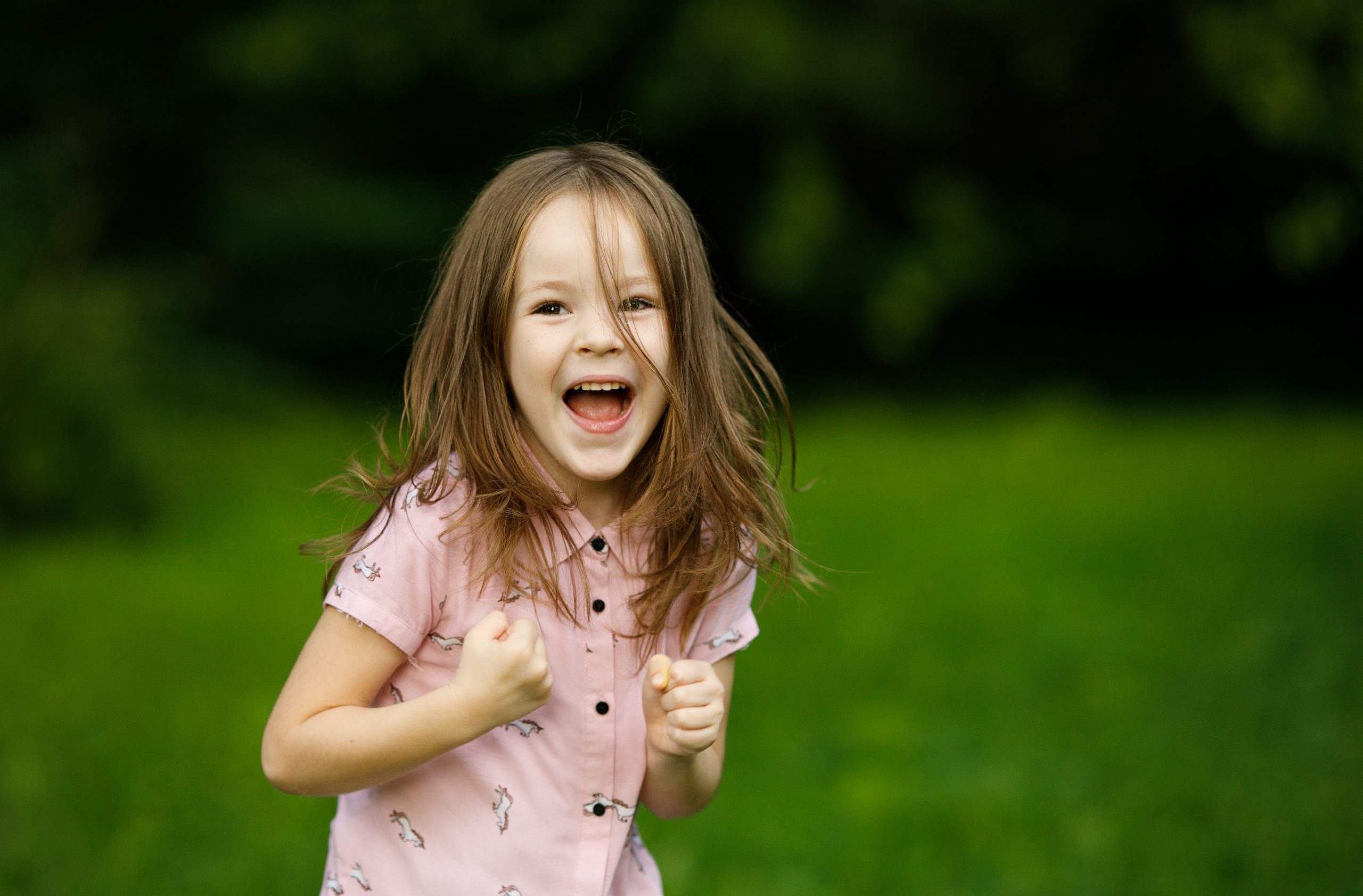 Barn med sløret baggrund