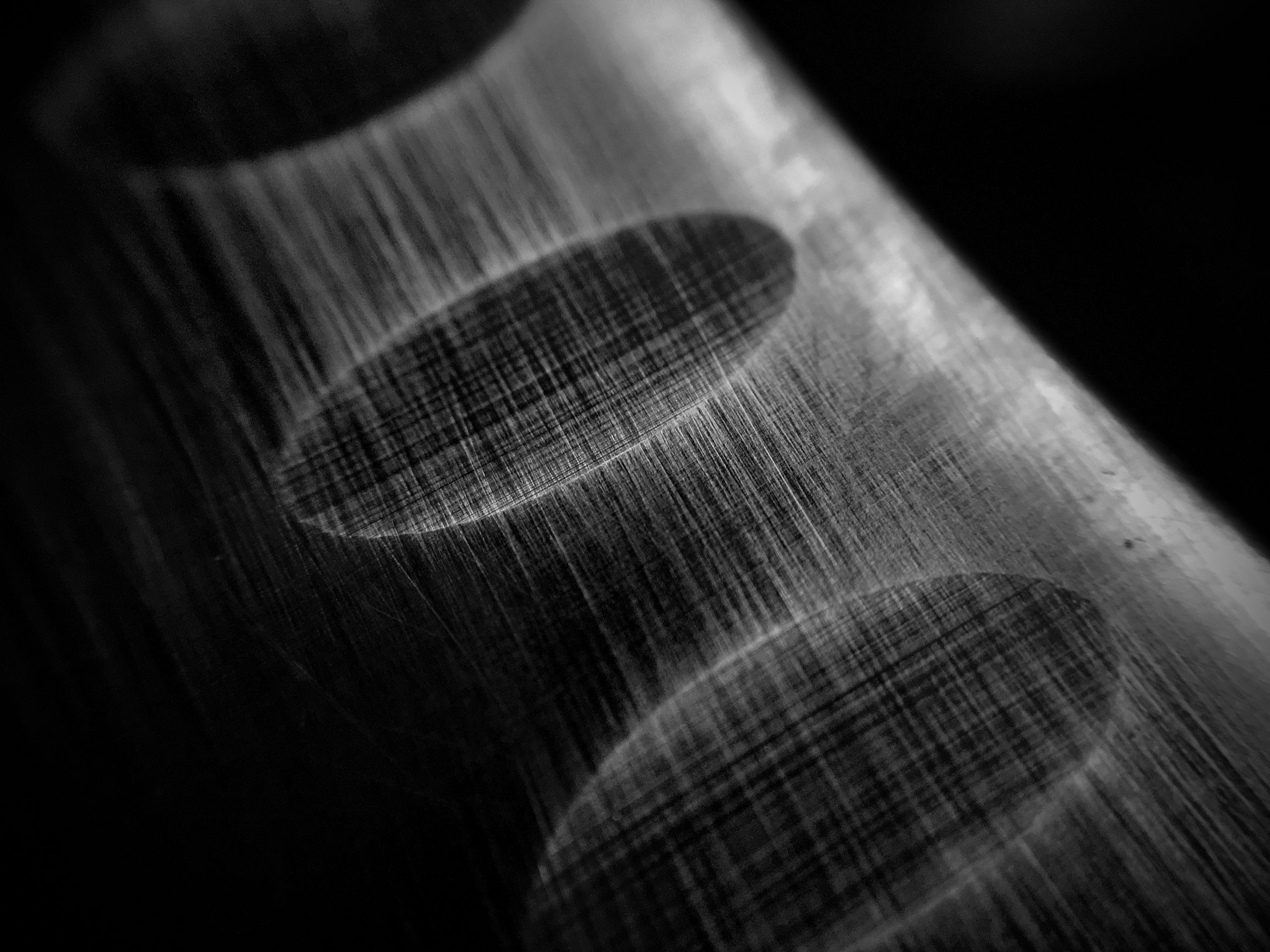 Puukko kuvattuna makro-objektiivilla.