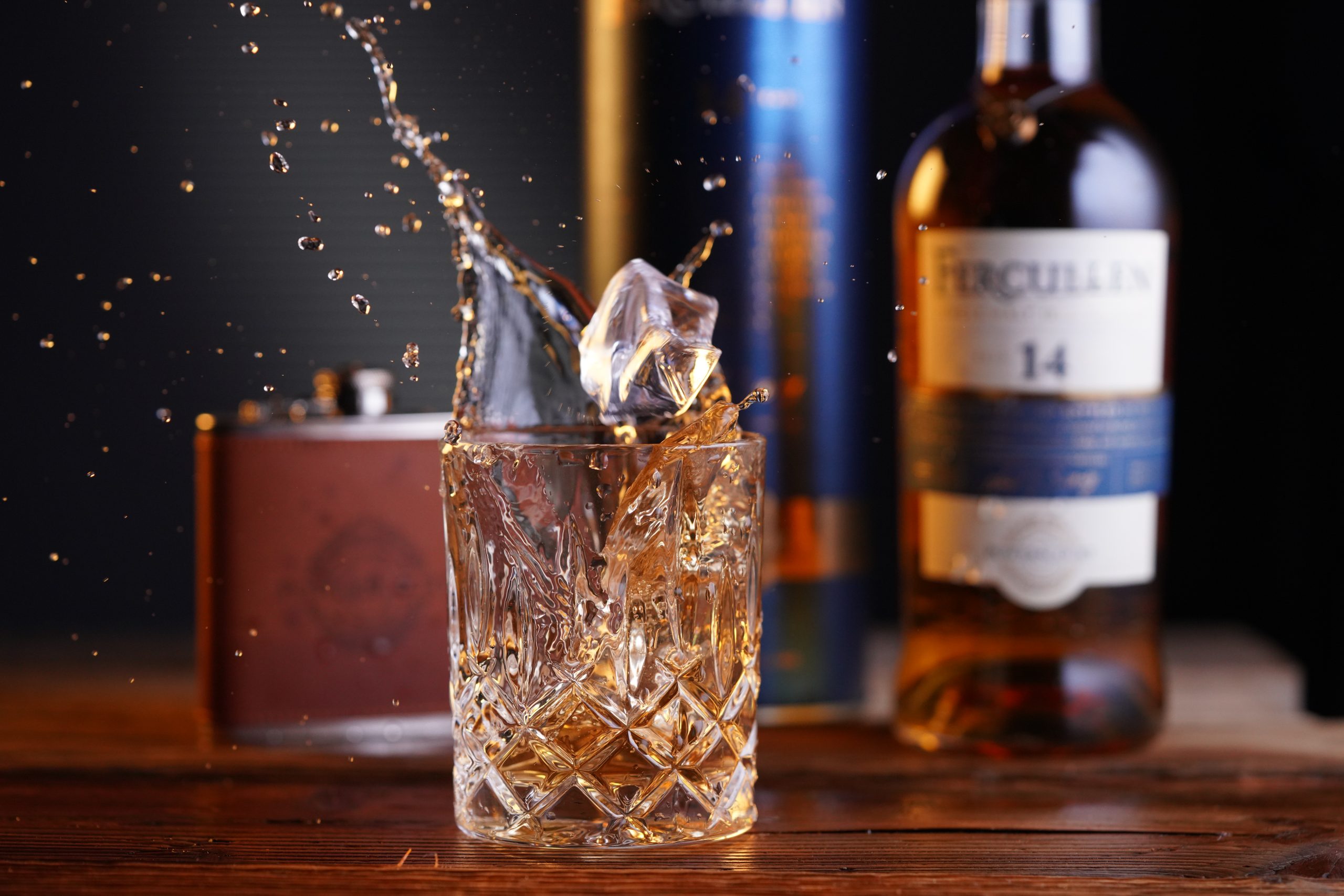 Ett stänkande glas whiskey