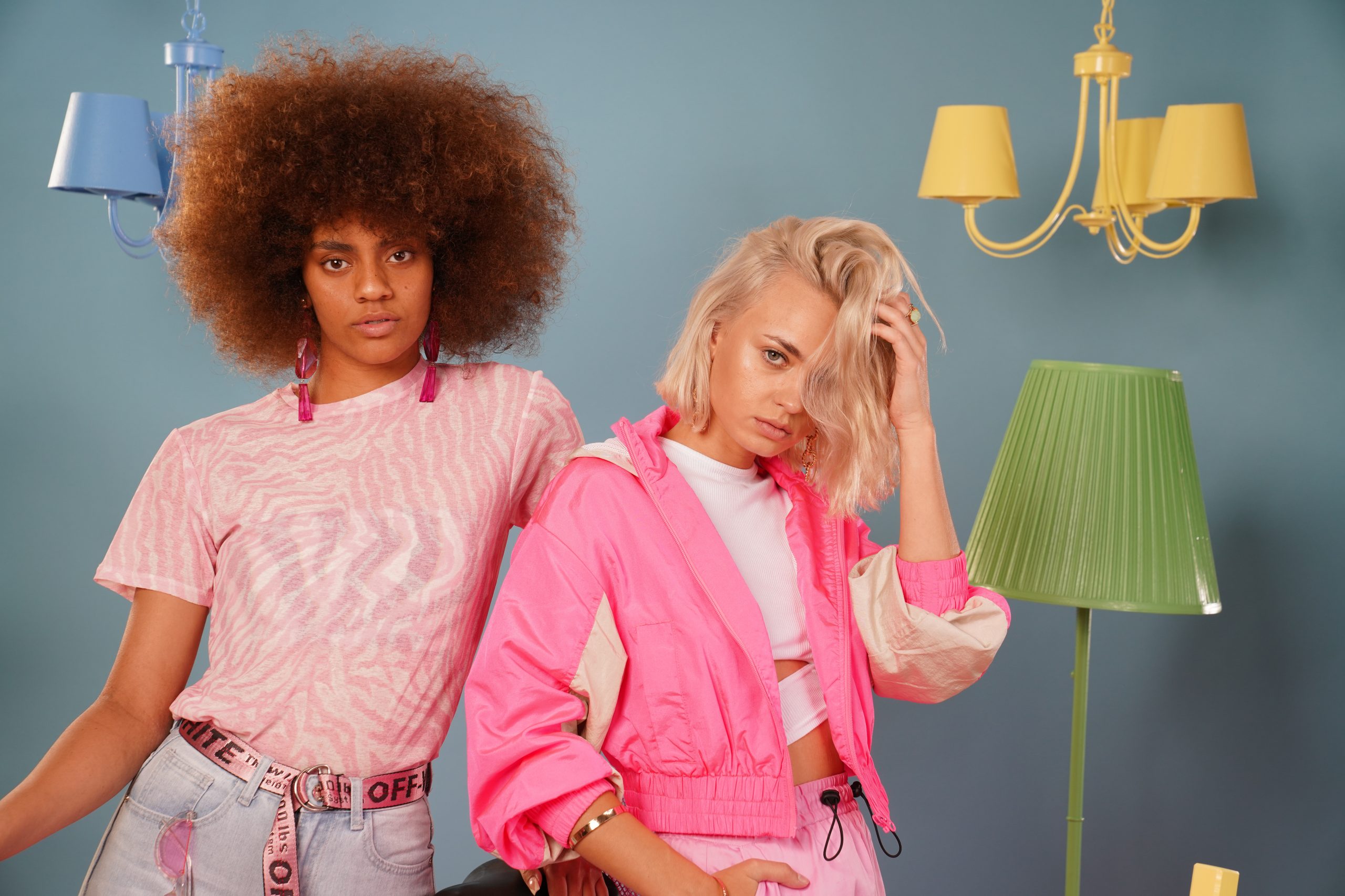 Farverigt portræt af to piger