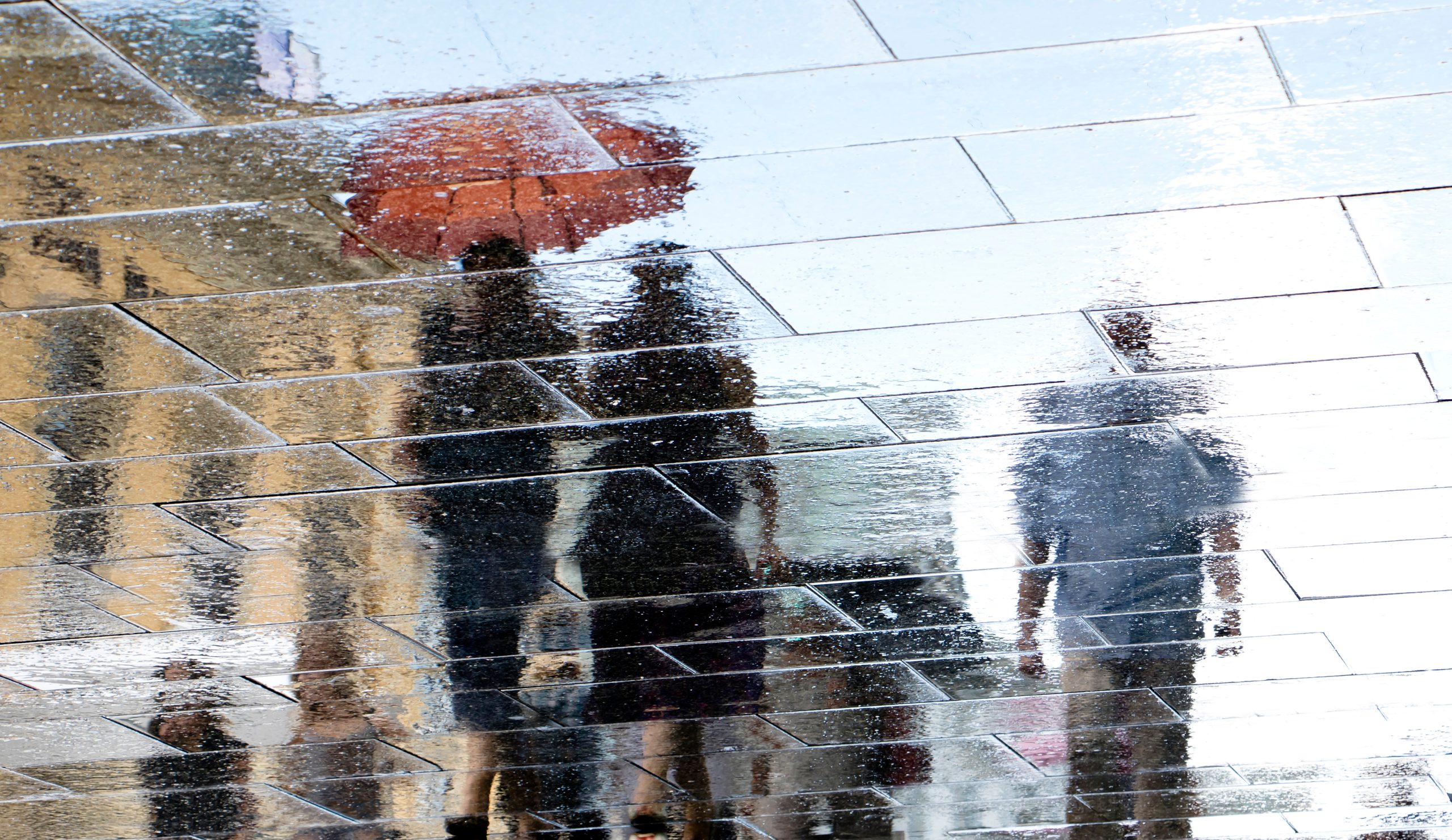 Refleksion af mennesker på gade