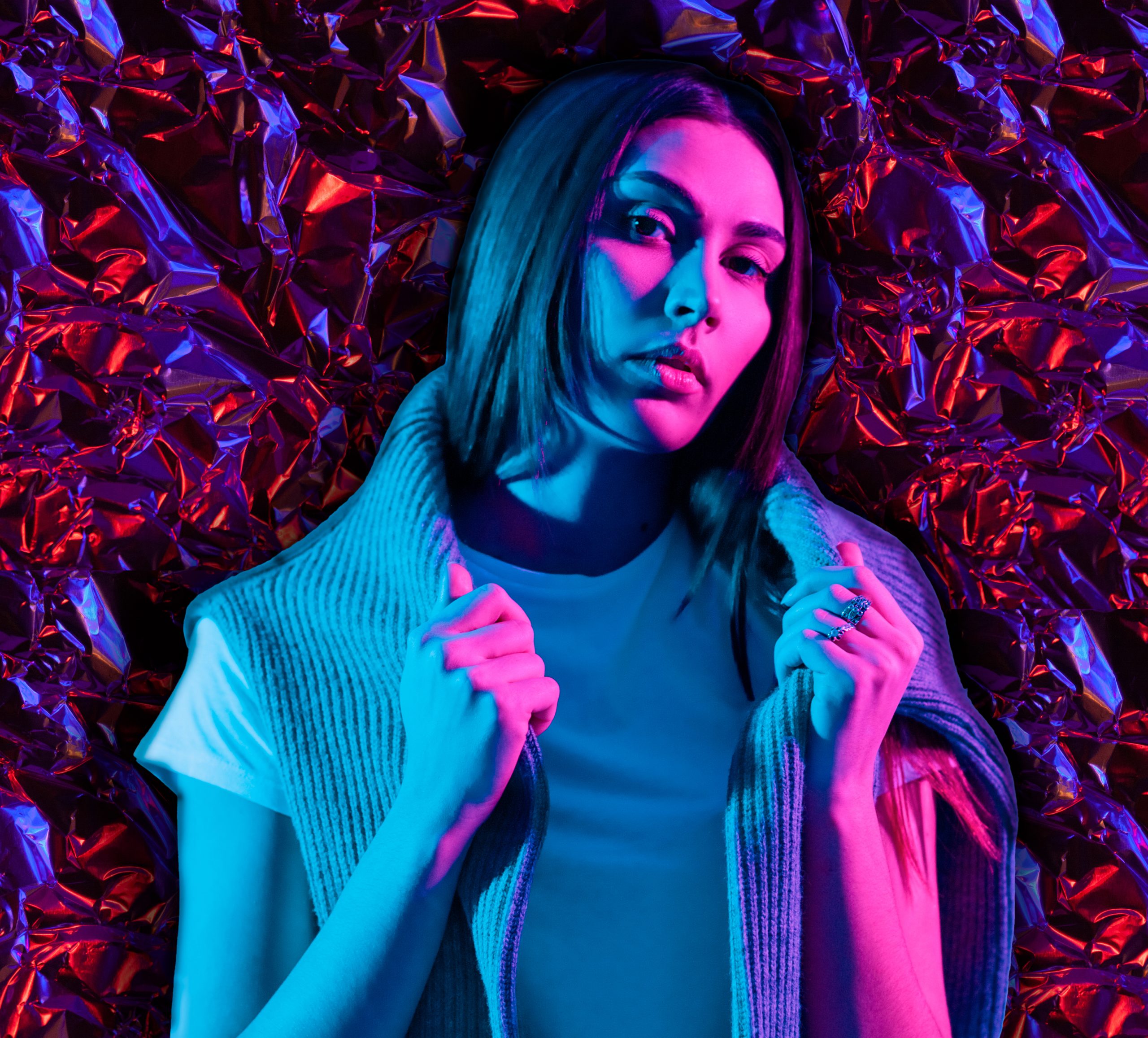 Portræt af kvinde foran baggrund med staniol.