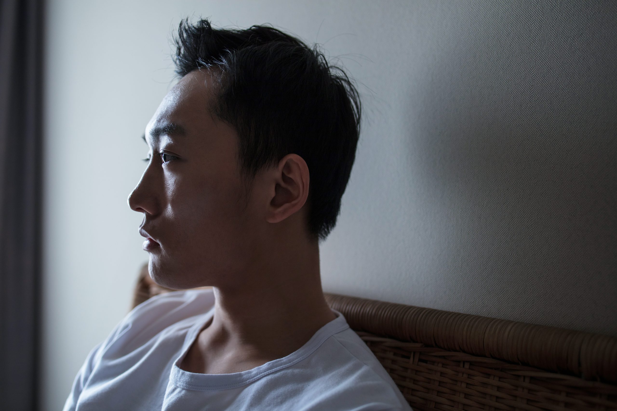 nuori mies profiilikuva ikkuna