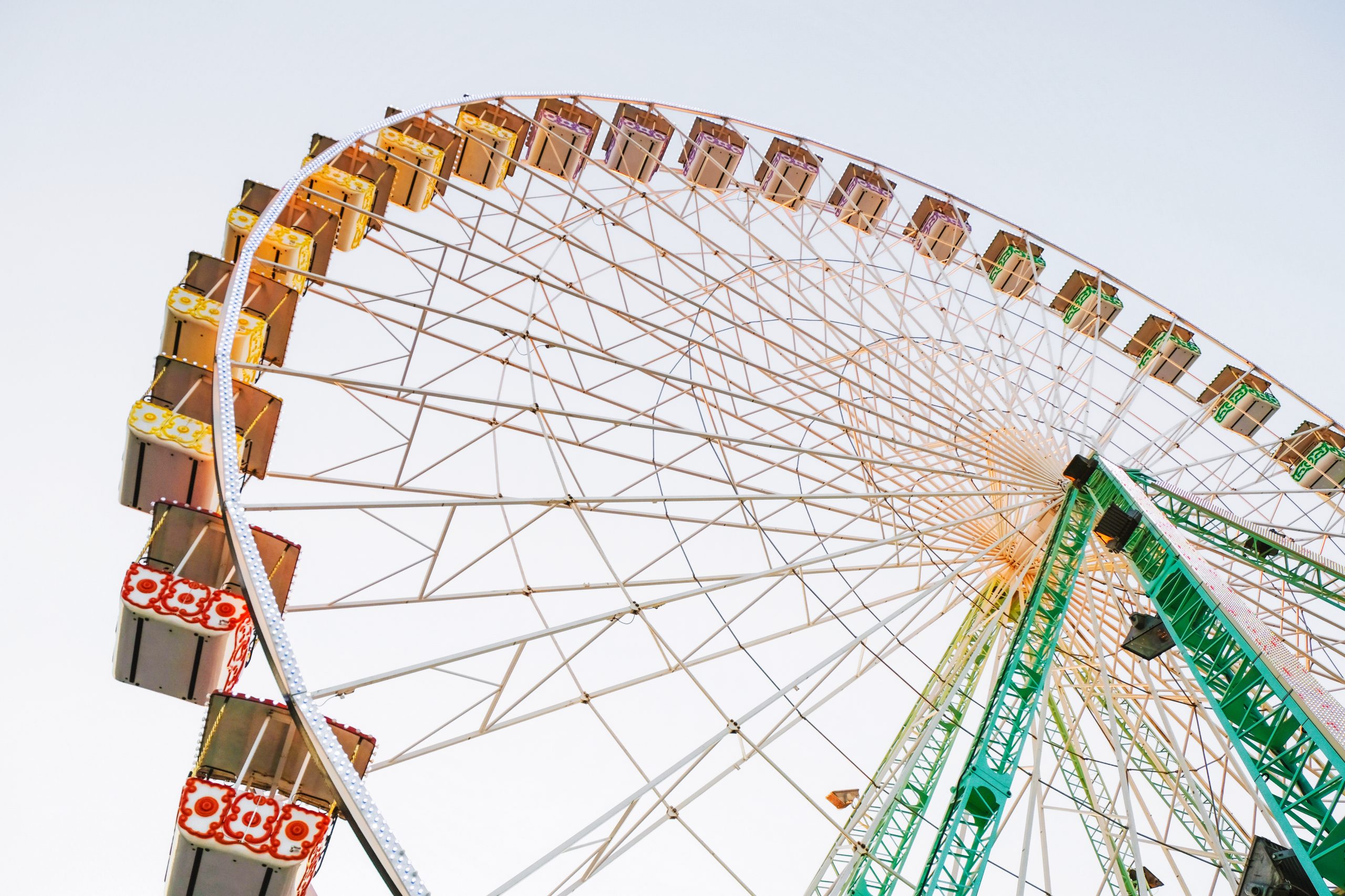 Karusell i nöjespark i mjukt ljus från solnedgången