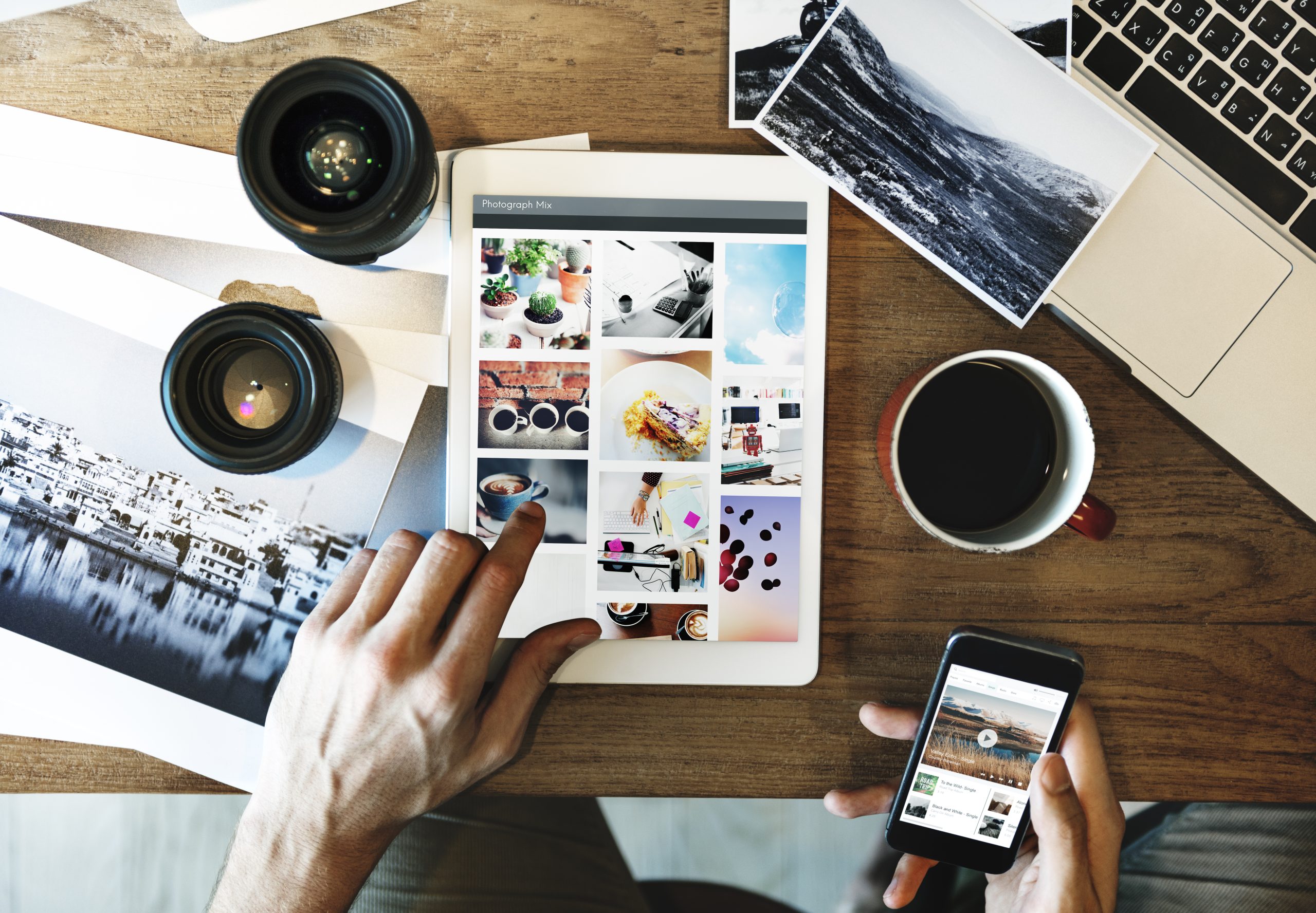 telefon nettbrett og datamaskin på et skrivebord