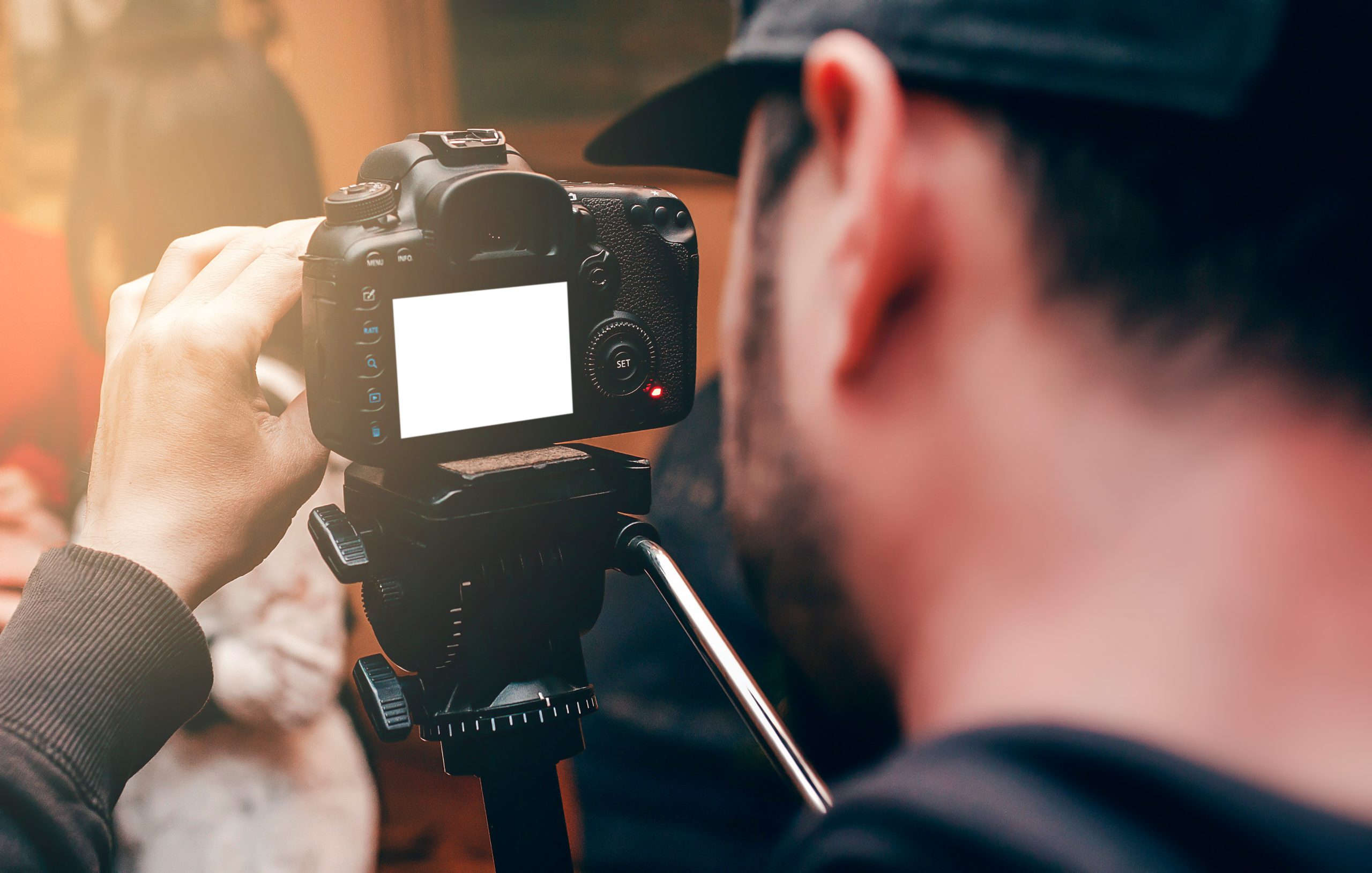 mann filmer med dslr