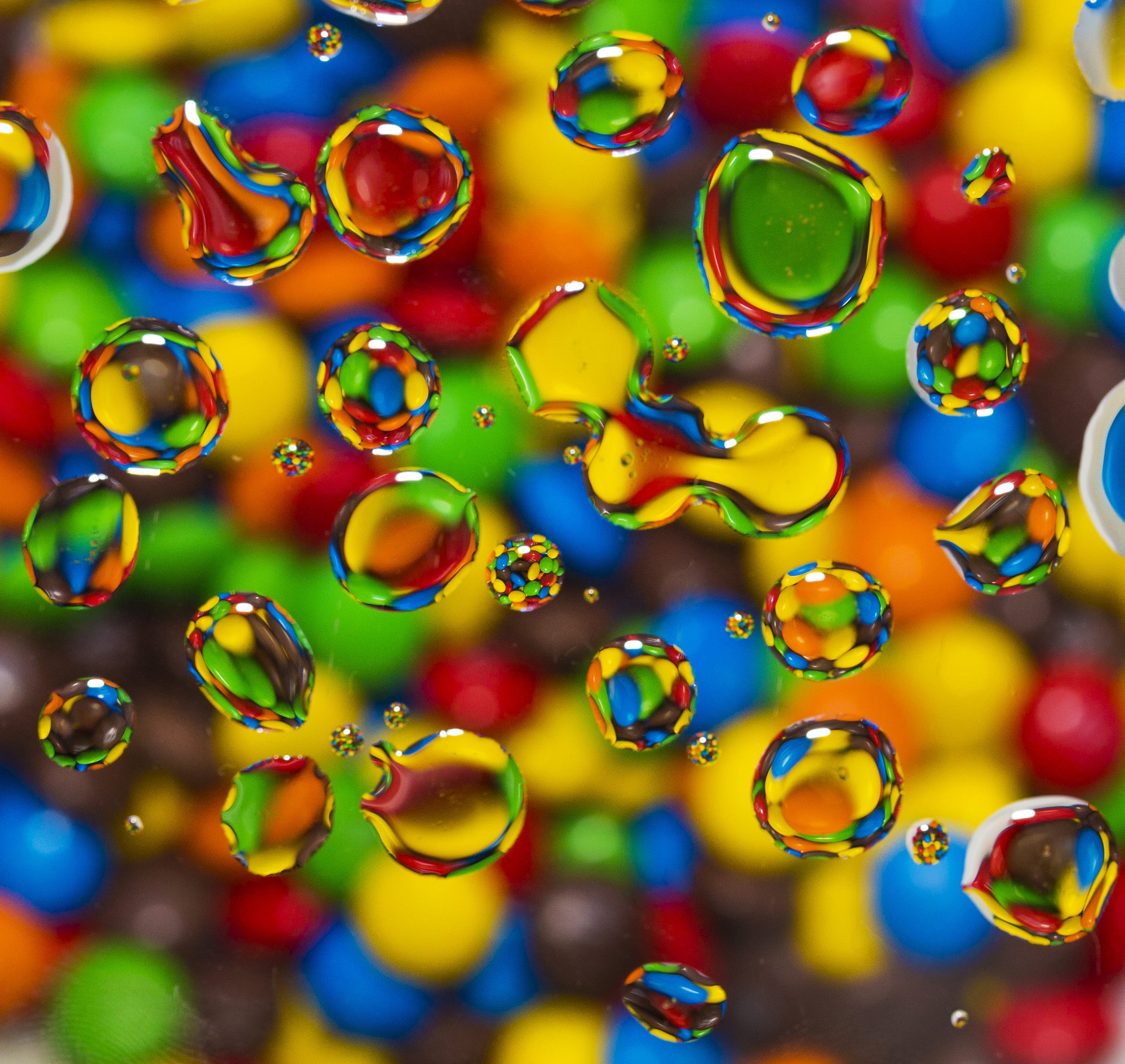 M&M's spejlet i vanddråber