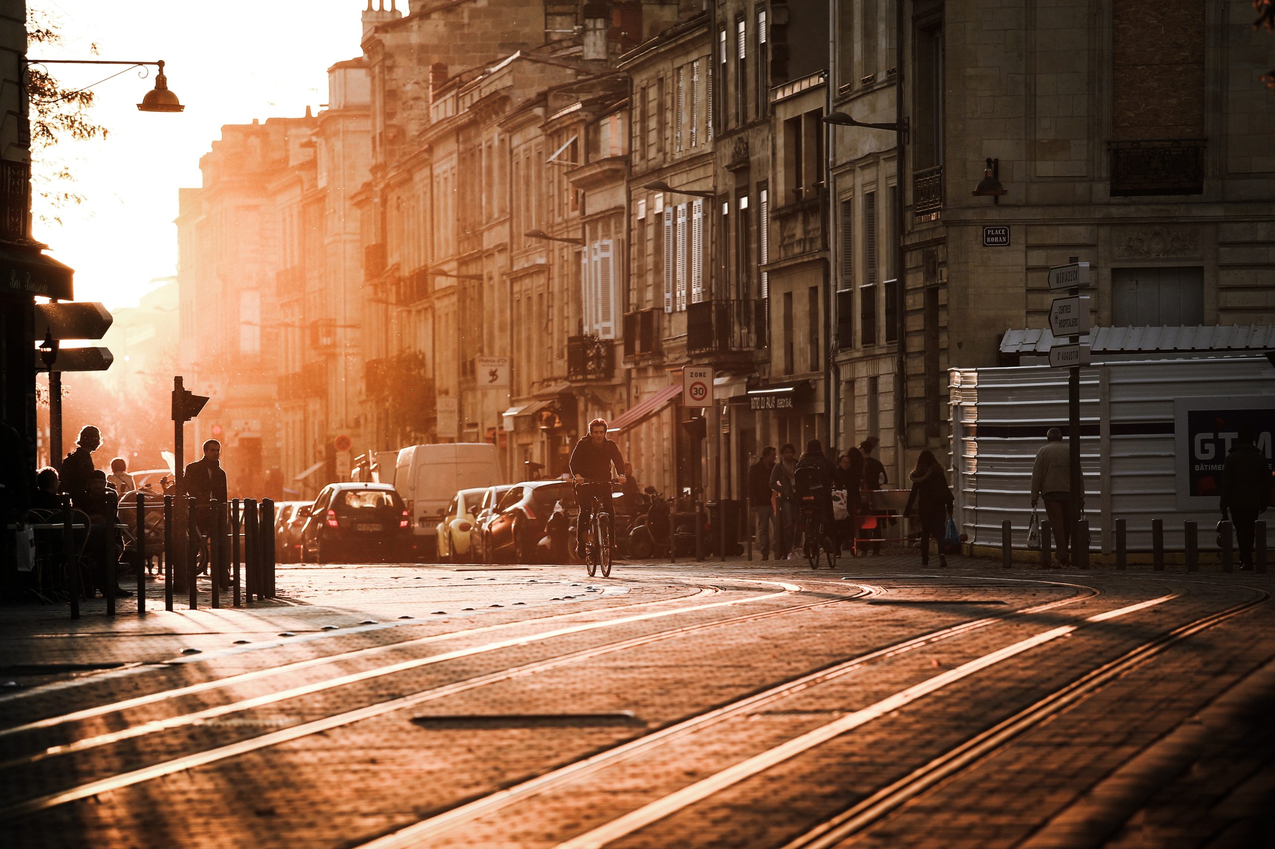 Lav sol vinter lens flare strølys motlys street