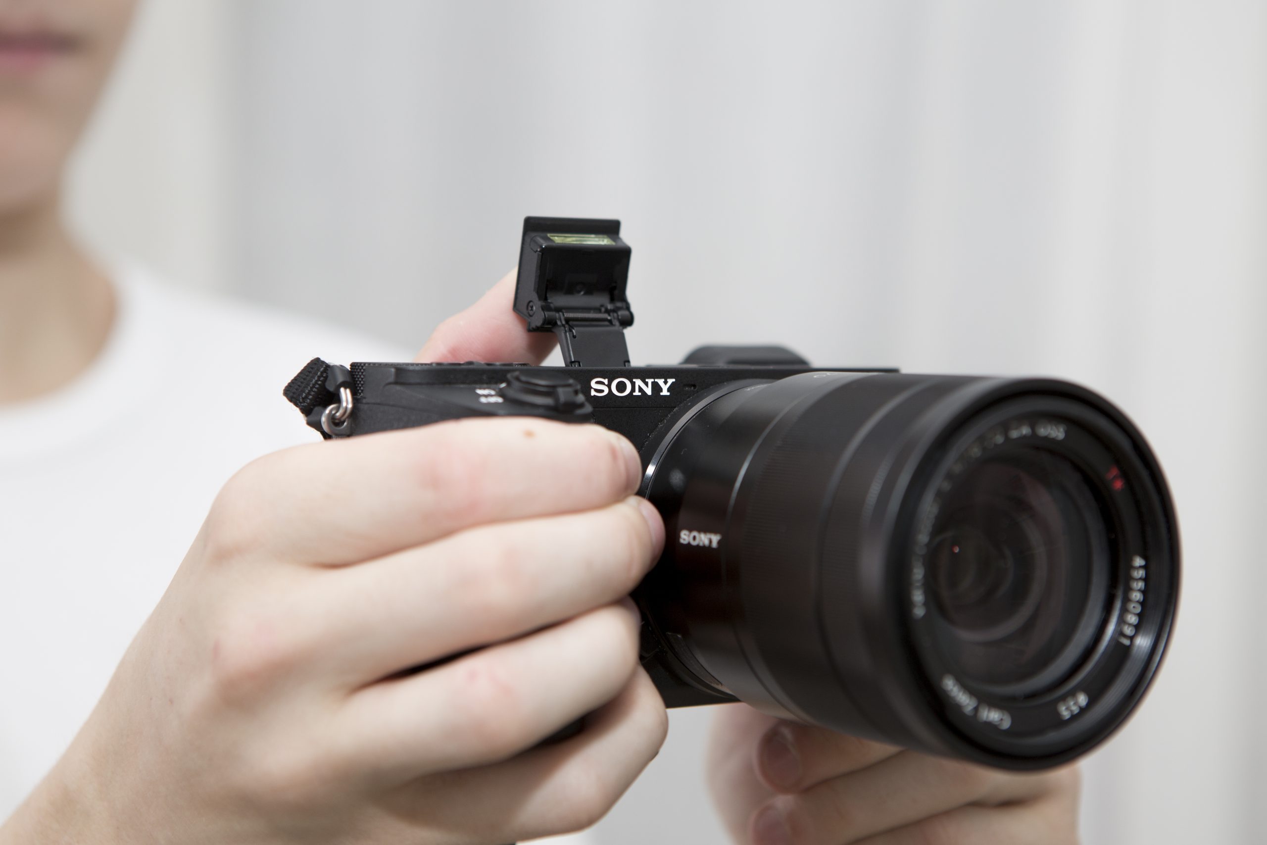 Kamera med inbyggd blixt som riktas uppåt