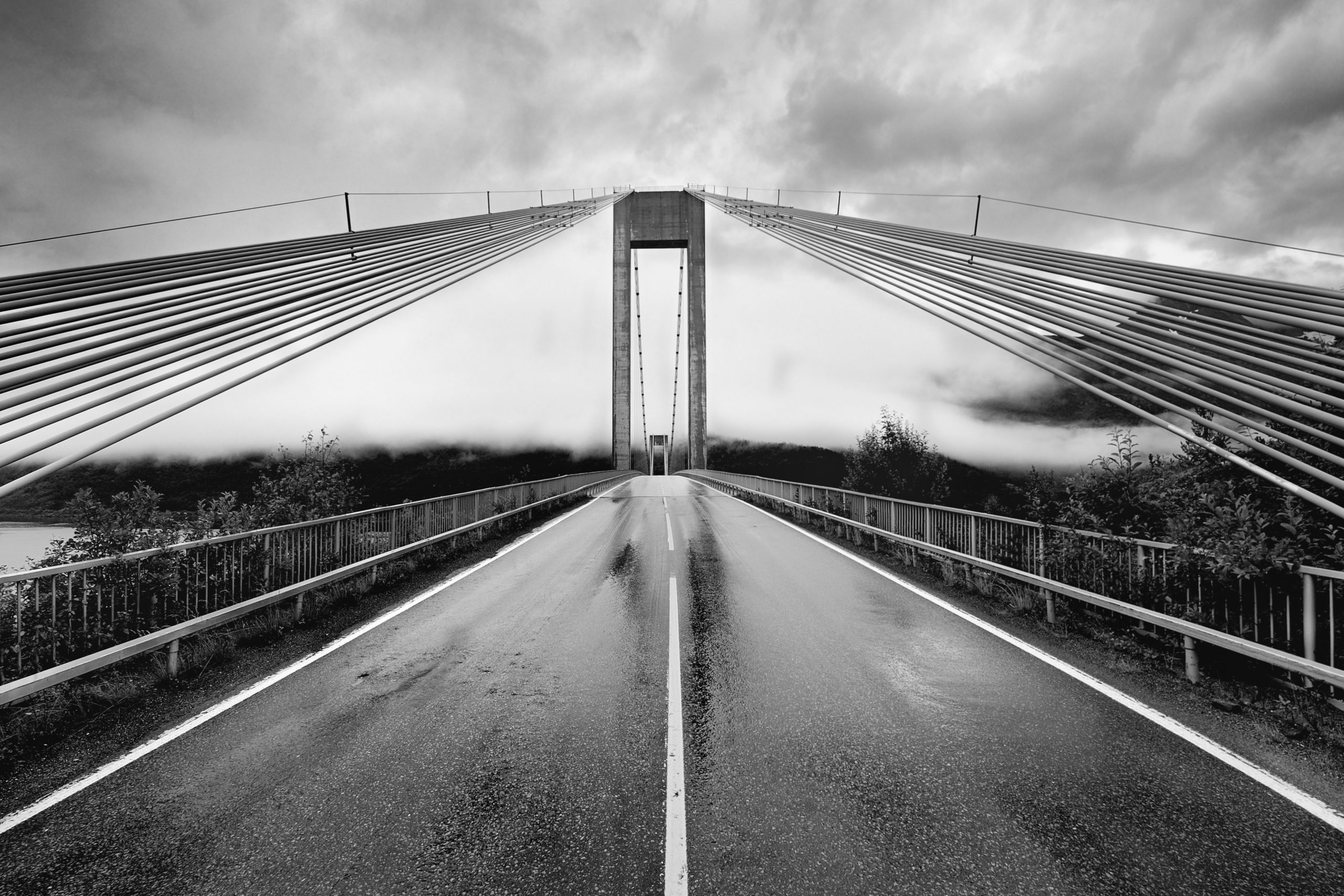 Bilde av bro i regnvær og tåke
