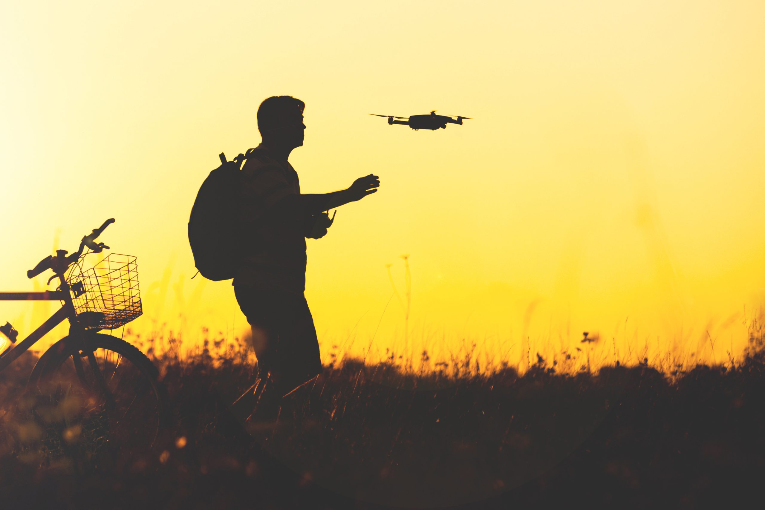 Fotograf der flyver med drone med kamera