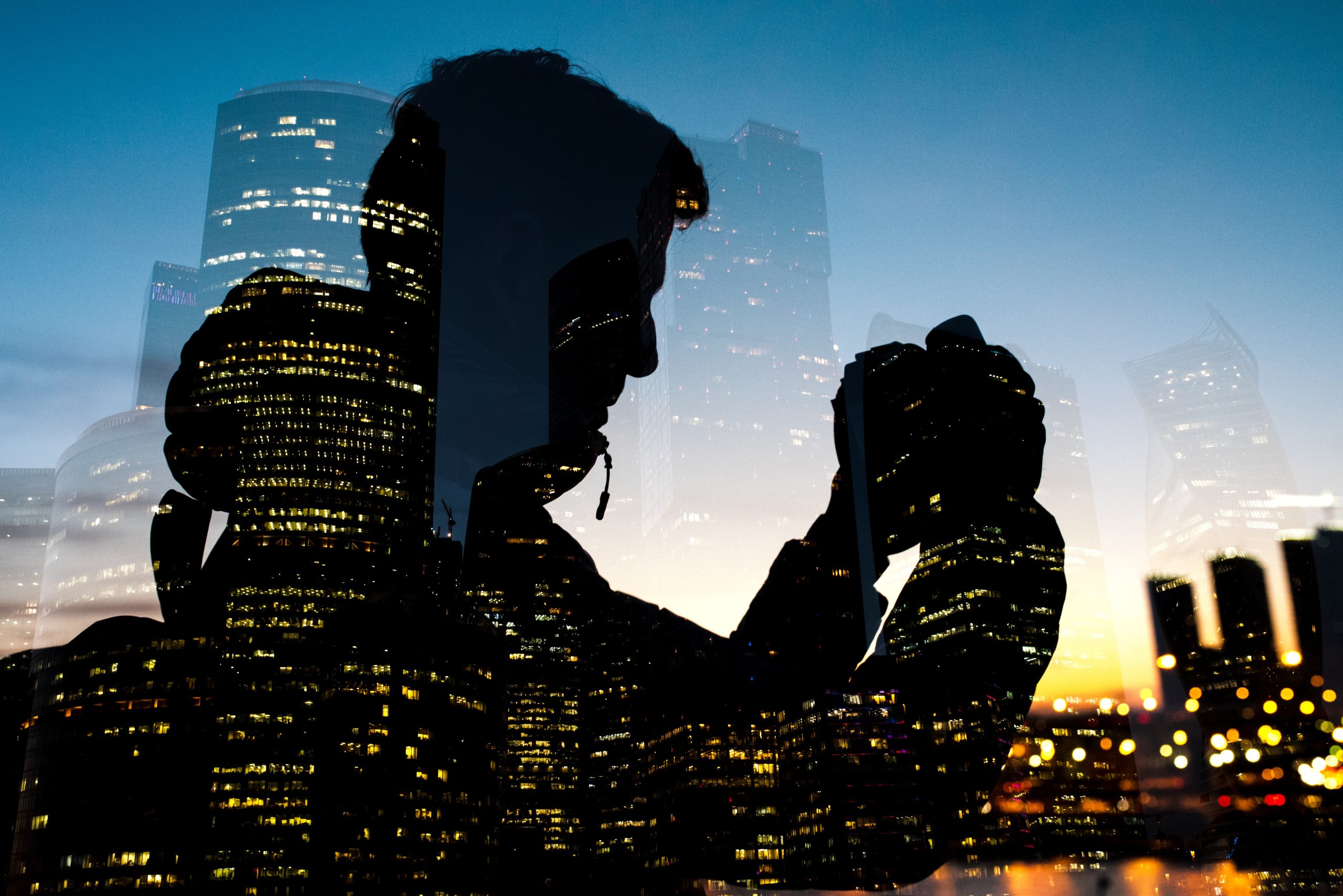 Dobbelteksponering af by og fotograf