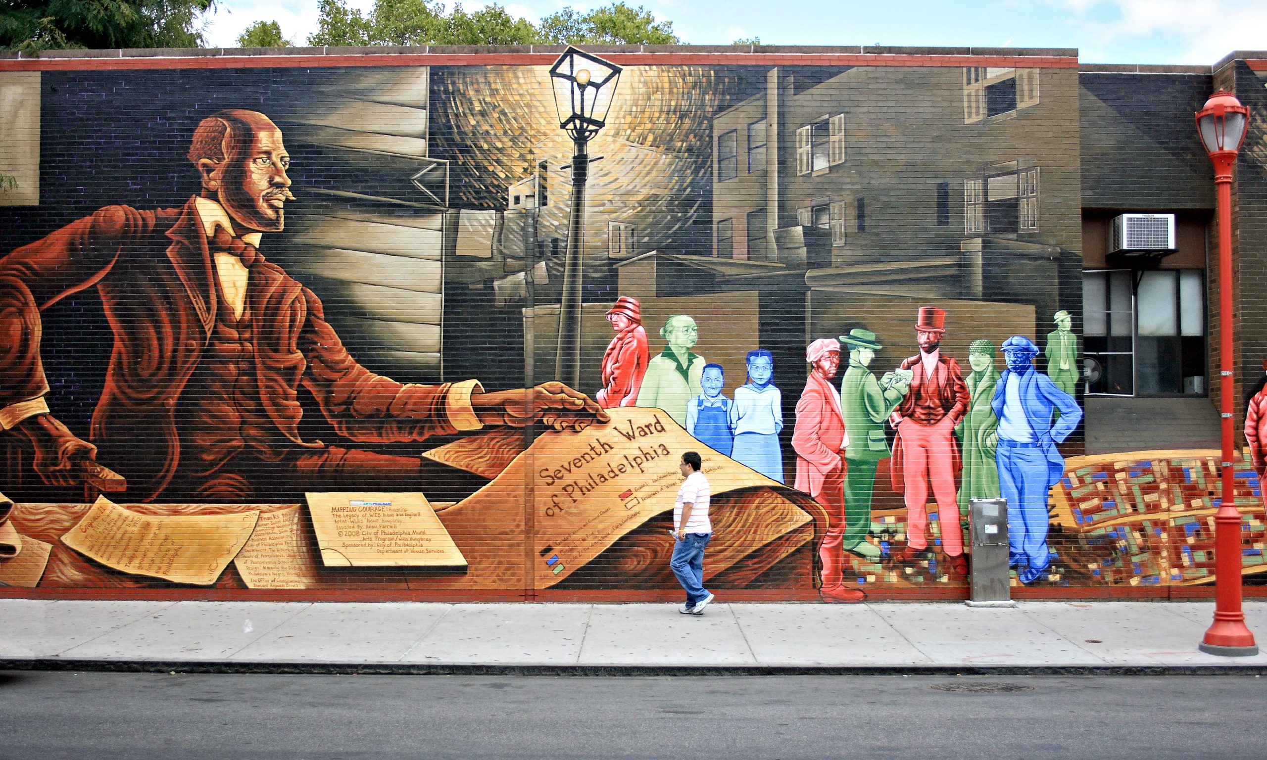 Streetfoto ved graffitimalet mur