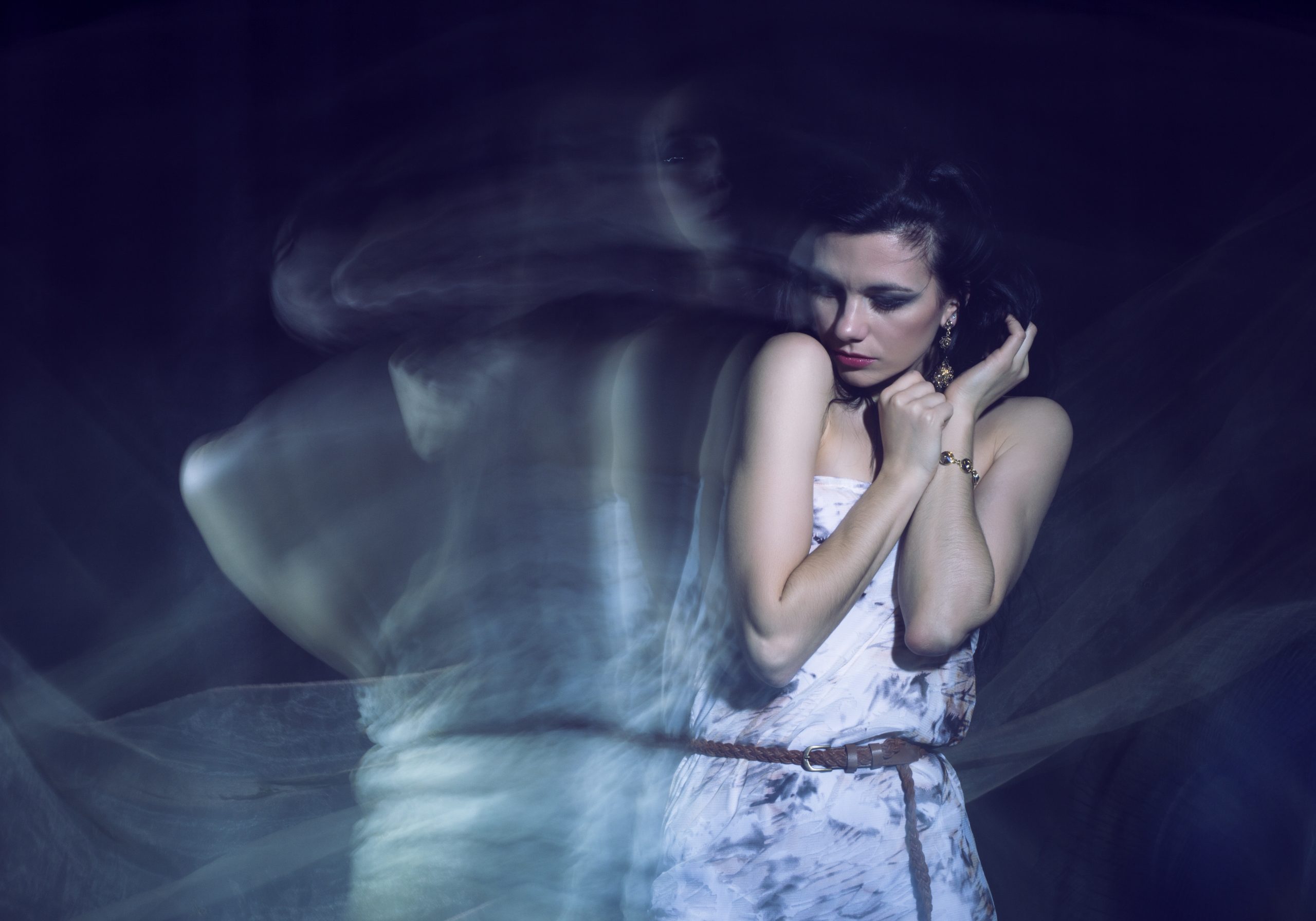 Ung jente fotografert med lang lukkertid med bevegelsessløring