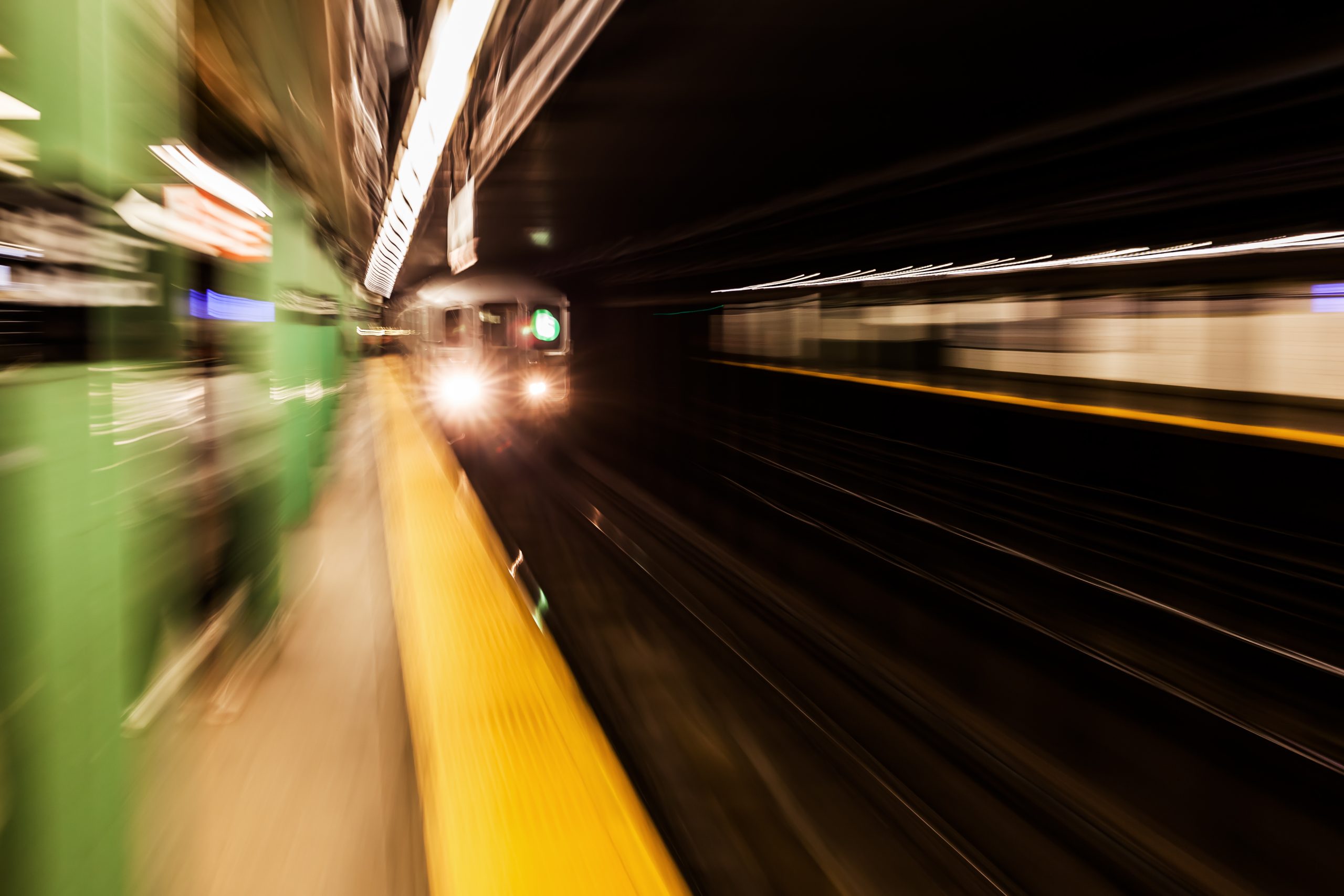 Kuva New Yorkin metrosta otettiin tekemällä siihen liikkeen tuntua zoomobjektiivilla
