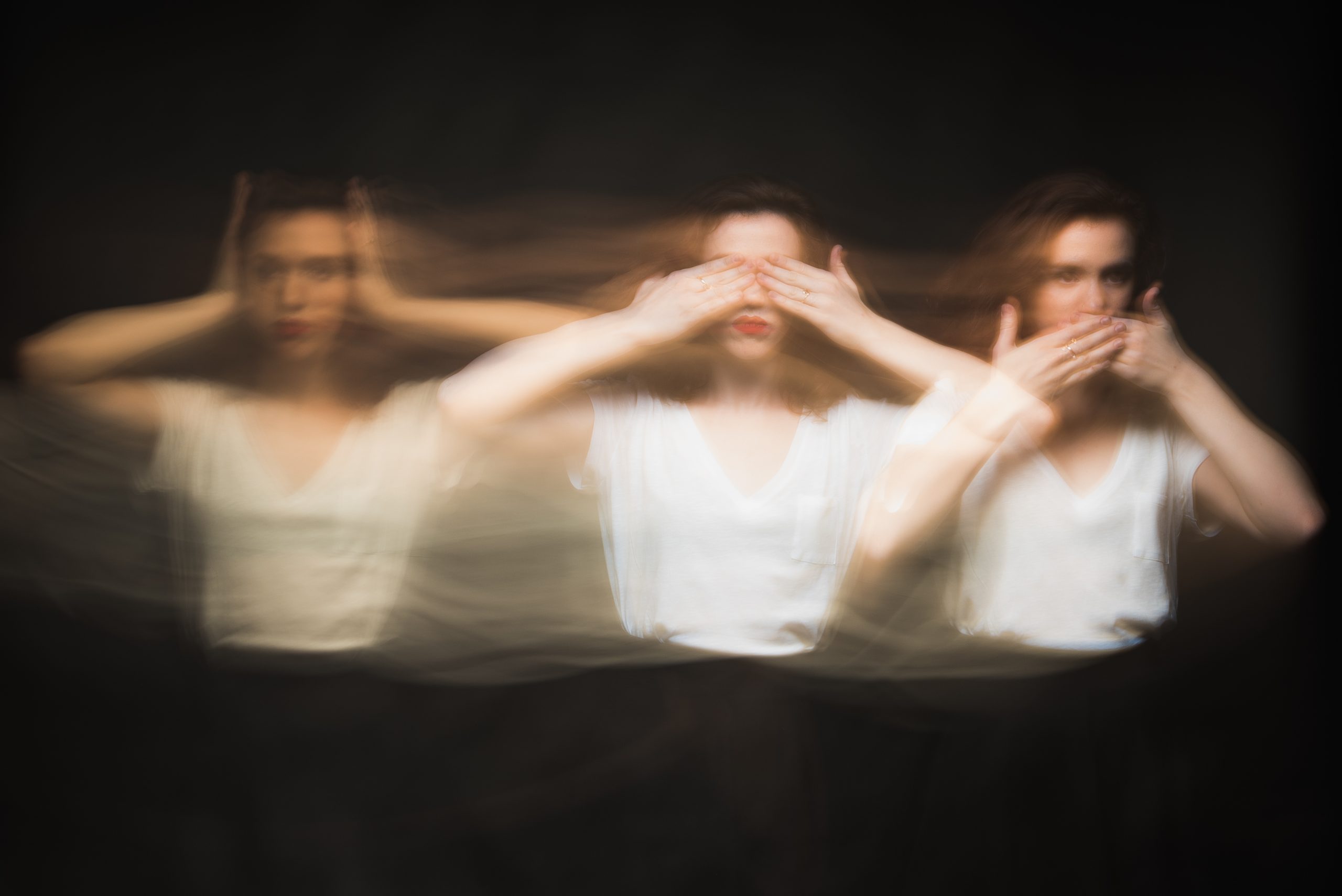 Billede af ung pige taget med lang lukkertid og bevægelsessløring