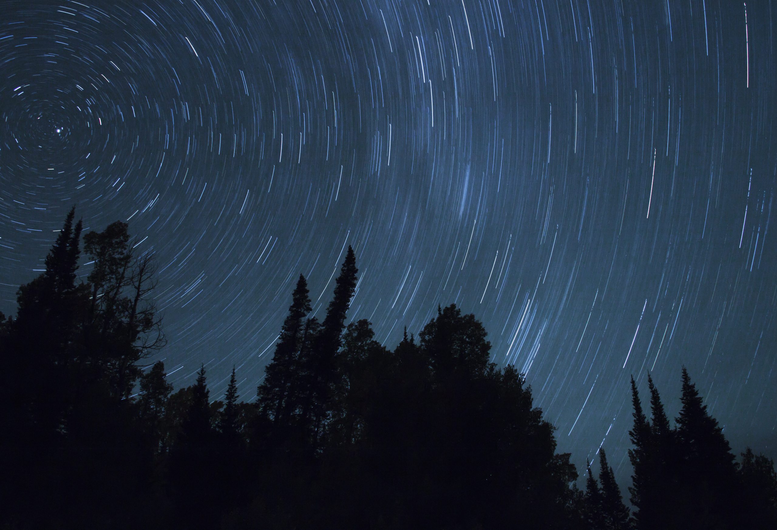 Billede af stjernehimlen fotograferet med lang lukkertid så stjernernes spor er tydeligt
