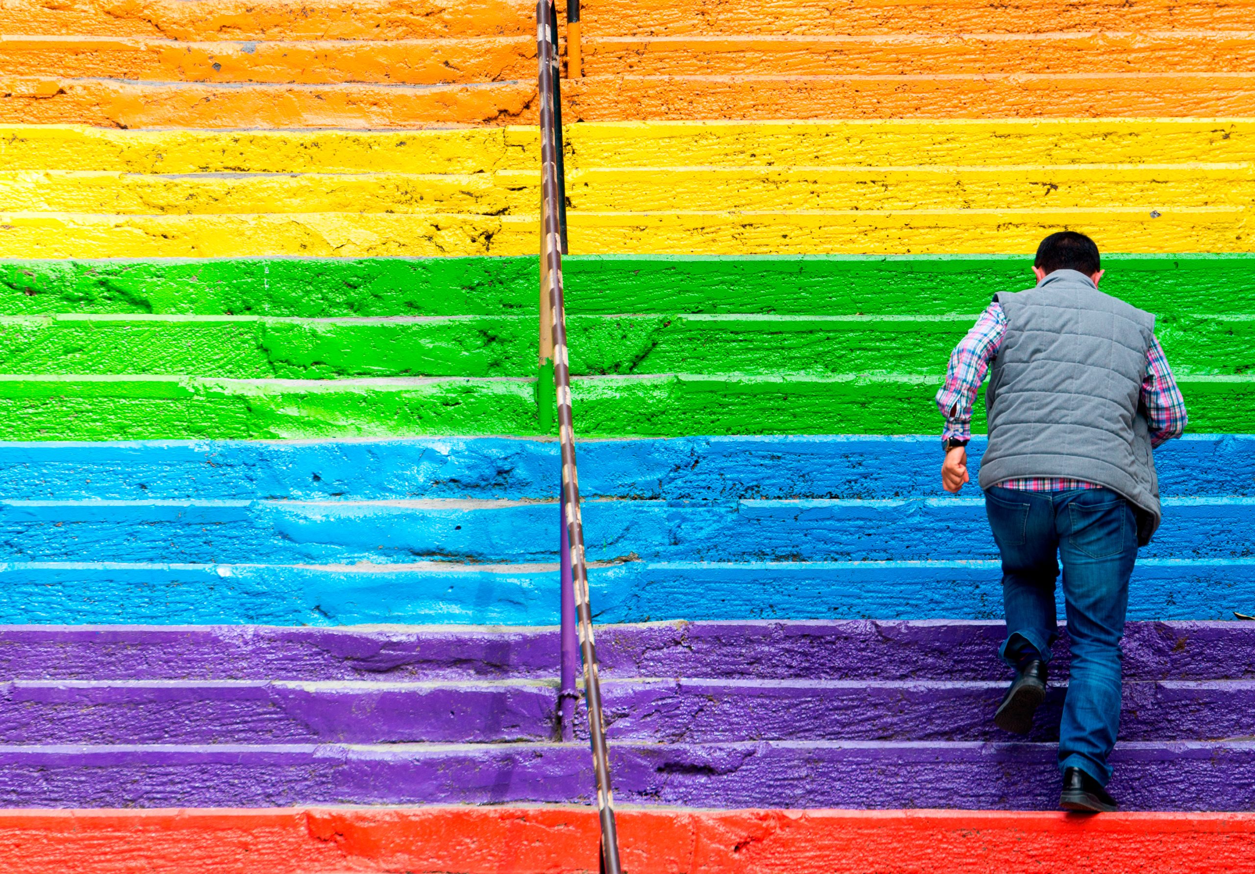 Kuvaa värikkäitä portaita kävelevästä miehestä on rajattu voimakkaasti.