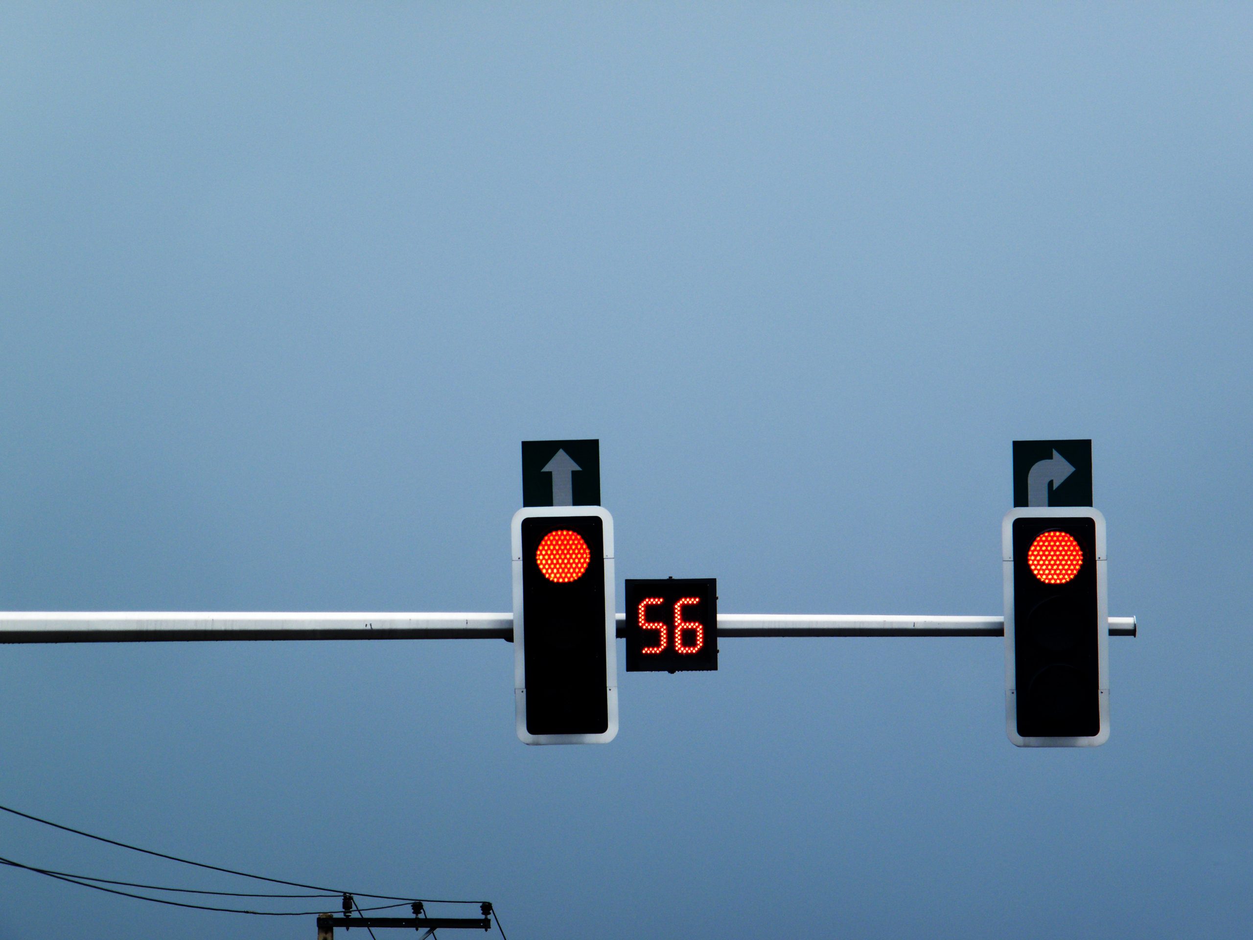 Lyskryds fotograferet på mørk himmel med kun to farver