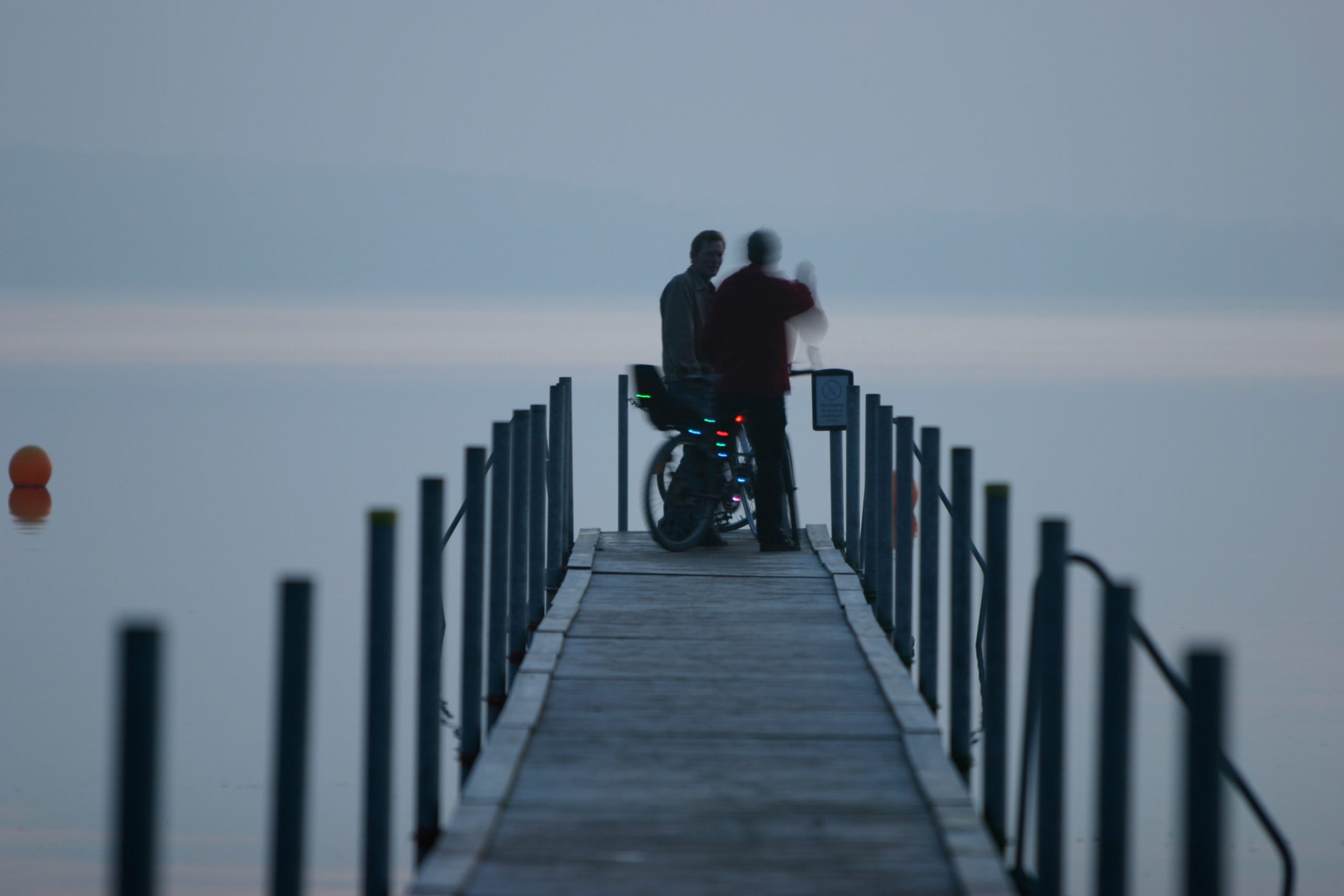 Personer på en badbrygga fotograferade vid för lång slutartid
