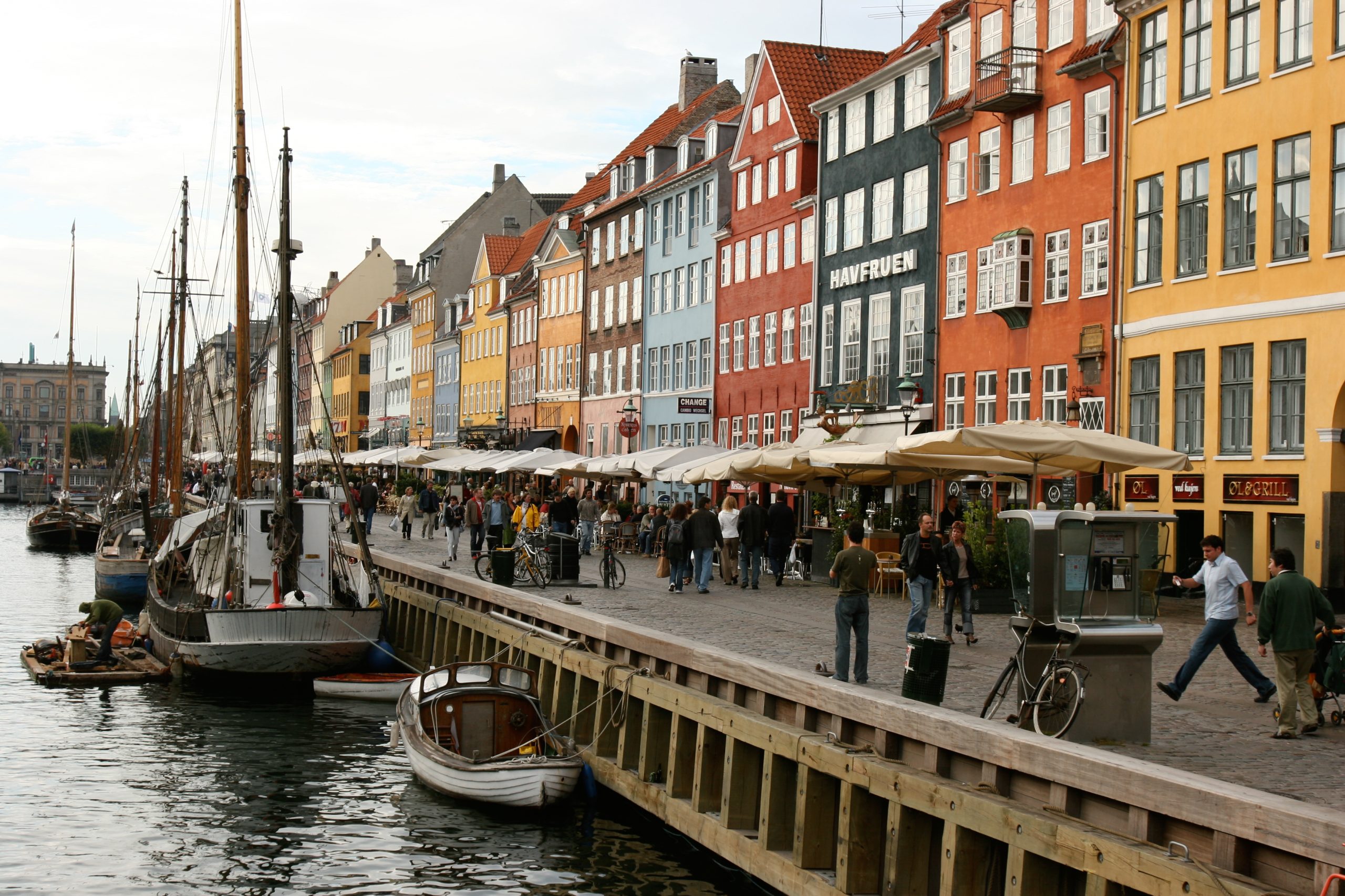 Bild tagen i Nyhavn med urfrätta högdagrar