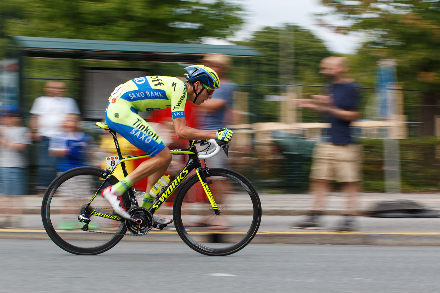 Cykelrytter i fart panorere foto