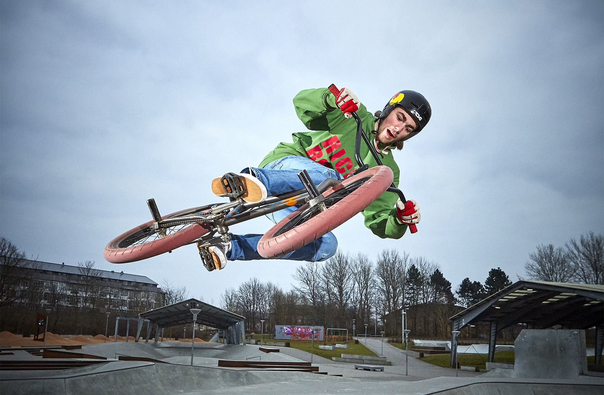 Mand på mountainbike i skaterpark fotograferet med flash/blitz