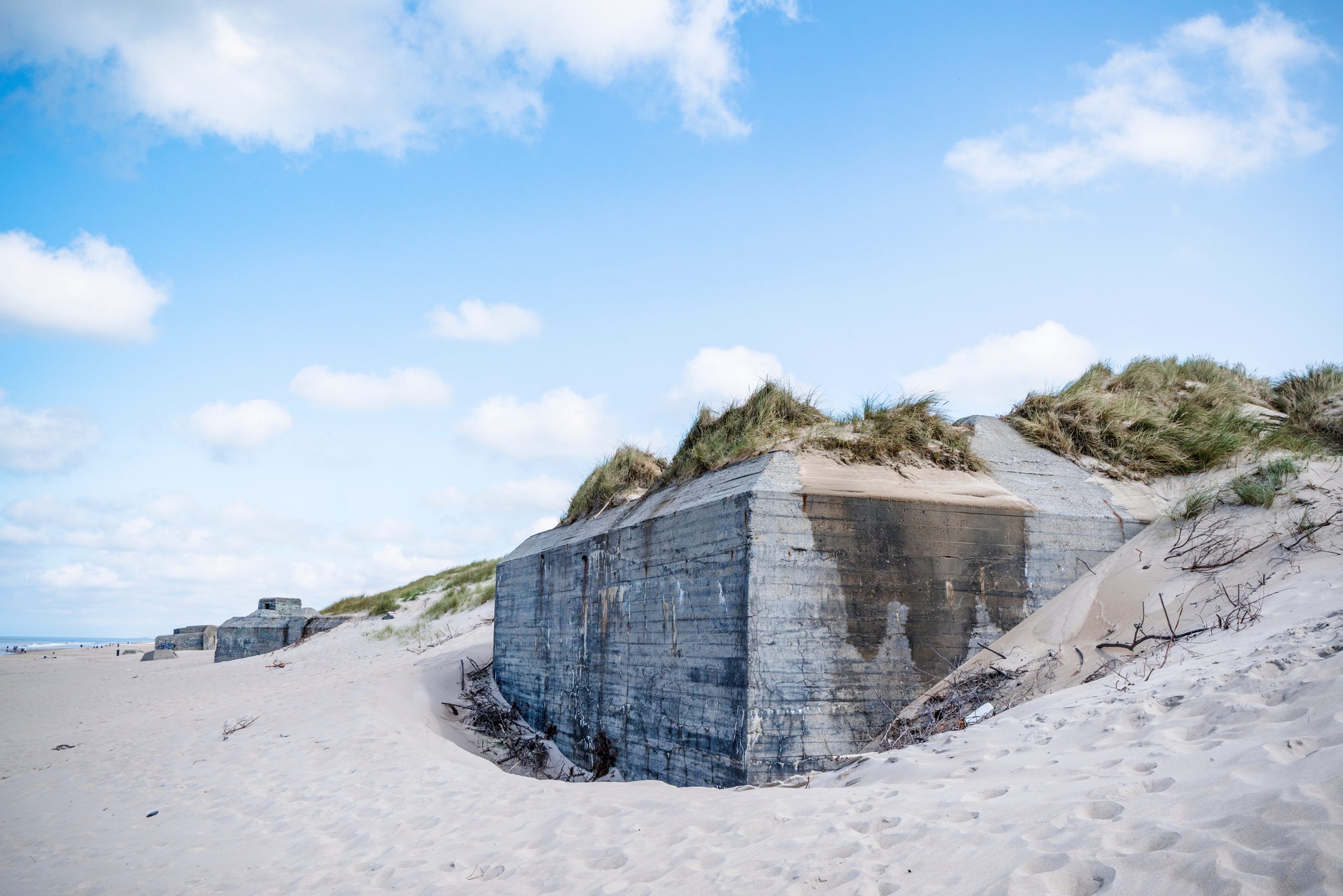 Gammal bunker från andra världskriget på en sandstrand