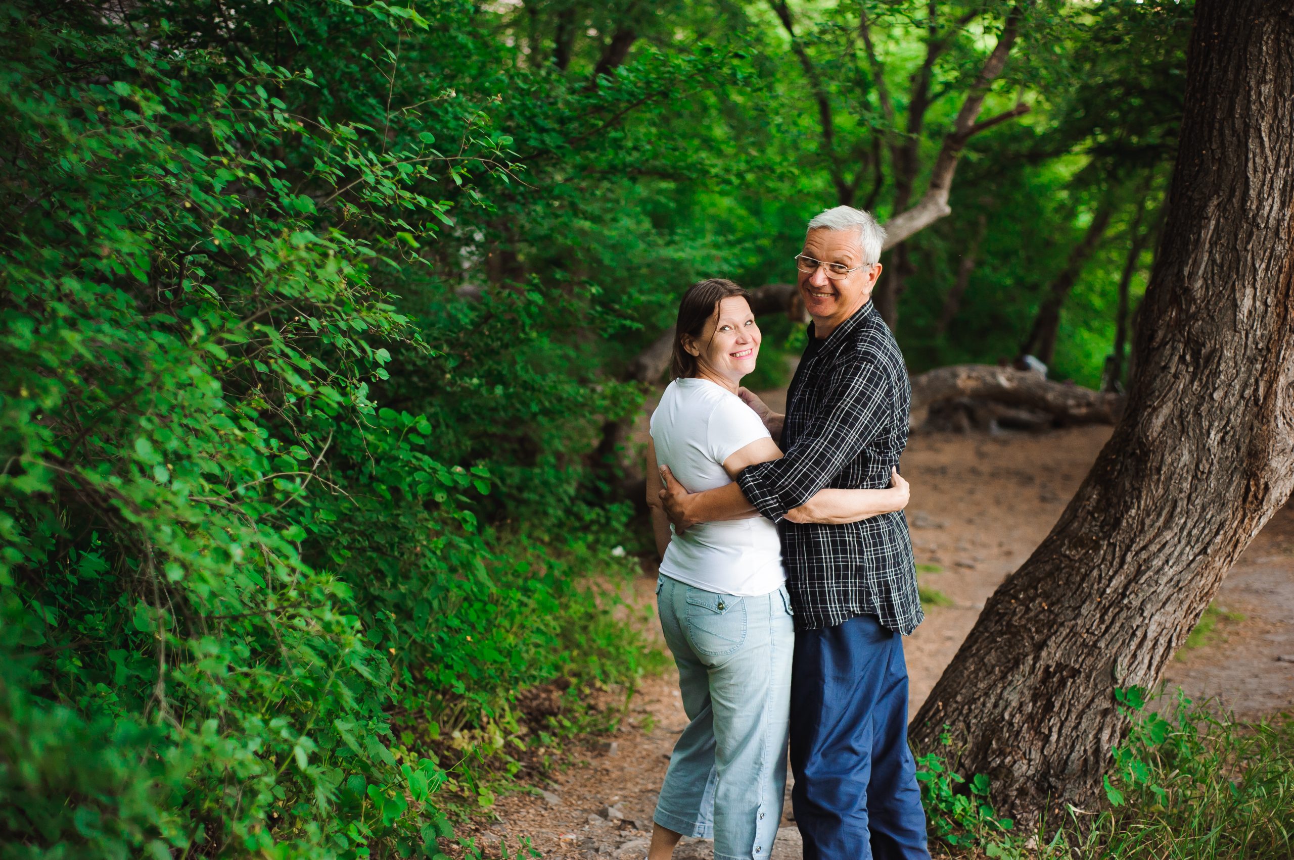 Eldre ektepar fotografert i en skog