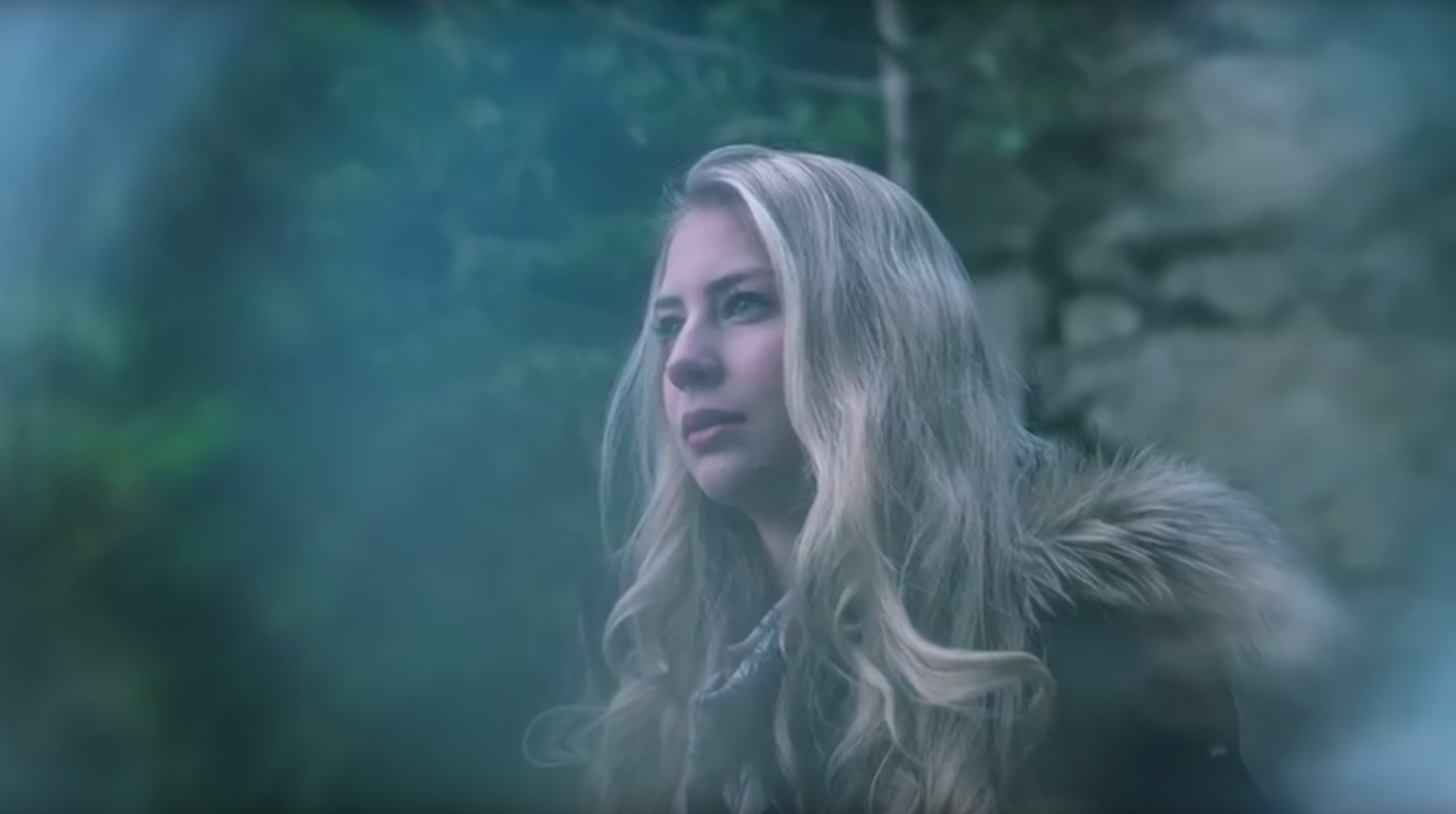 Tyttö kuvattuna hillopurkin läpi