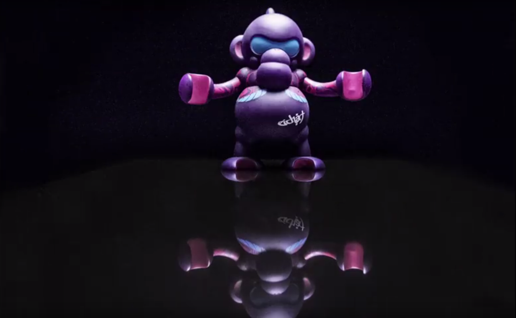 Kiiltävän mustan laatan saa rakennustarvikeliikkeestä