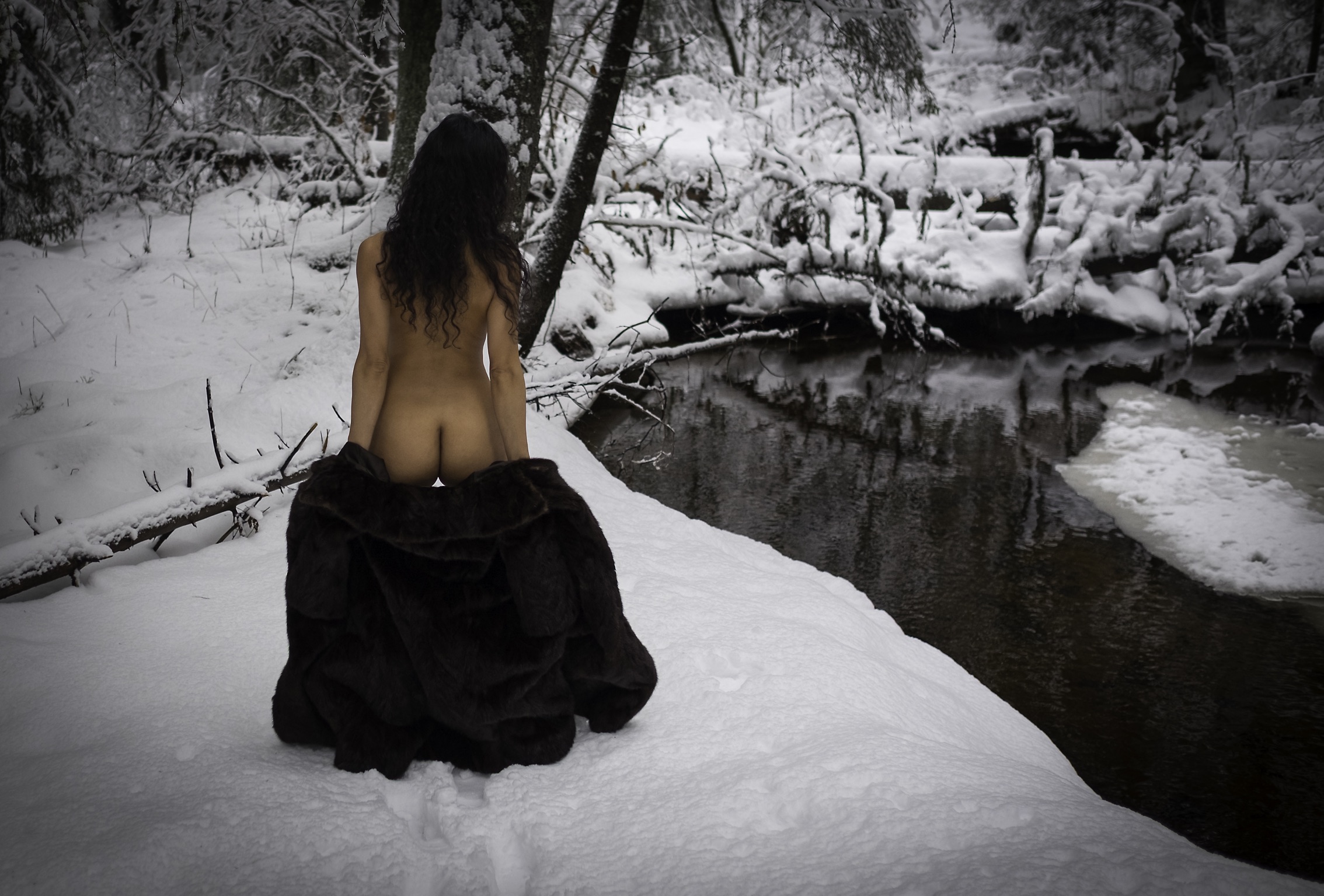 Nainen talvimaisemassa