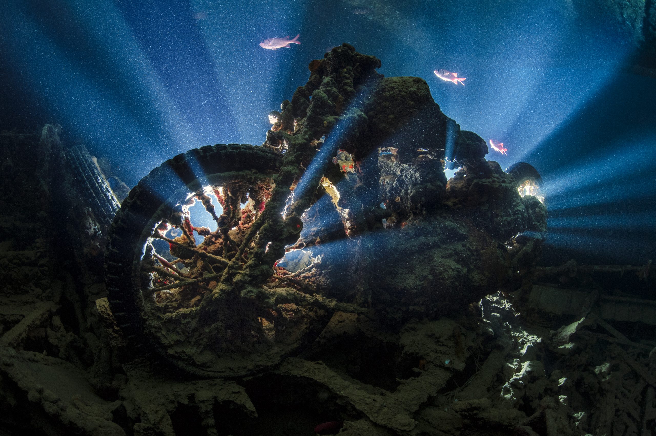 Vrak av en motorsykkel fotografert med blits under vann
